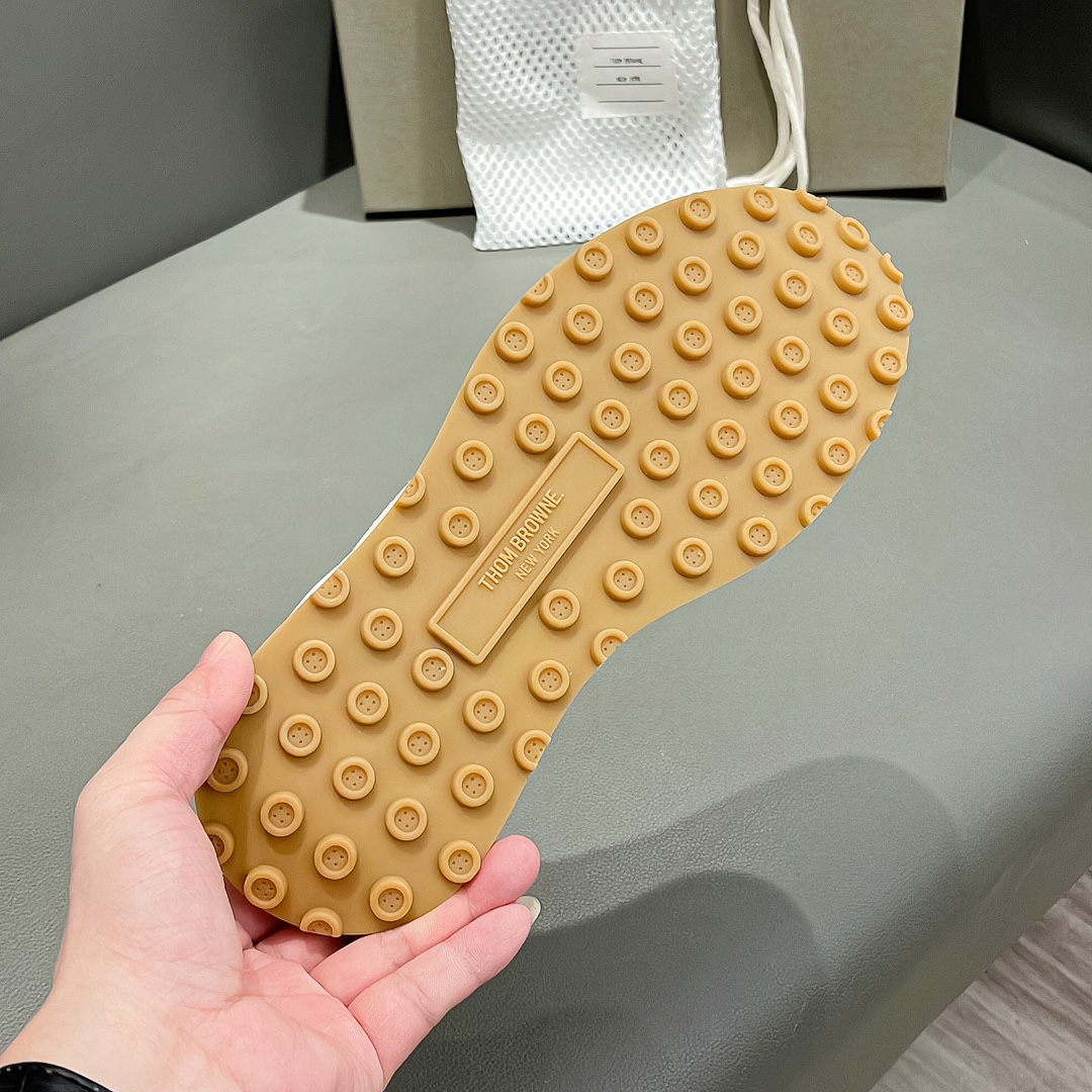 “THOM BROWNE Ash/Black Knitted Sneakers from Early Fall Series – Detailed Review and Pricing” - 图片 5