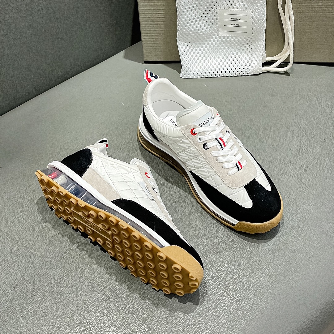 “THOM BROWNE Ash/Black Knitted Sneakers from Early Fall Series – Detailed Review and Pricing” - 图片 2