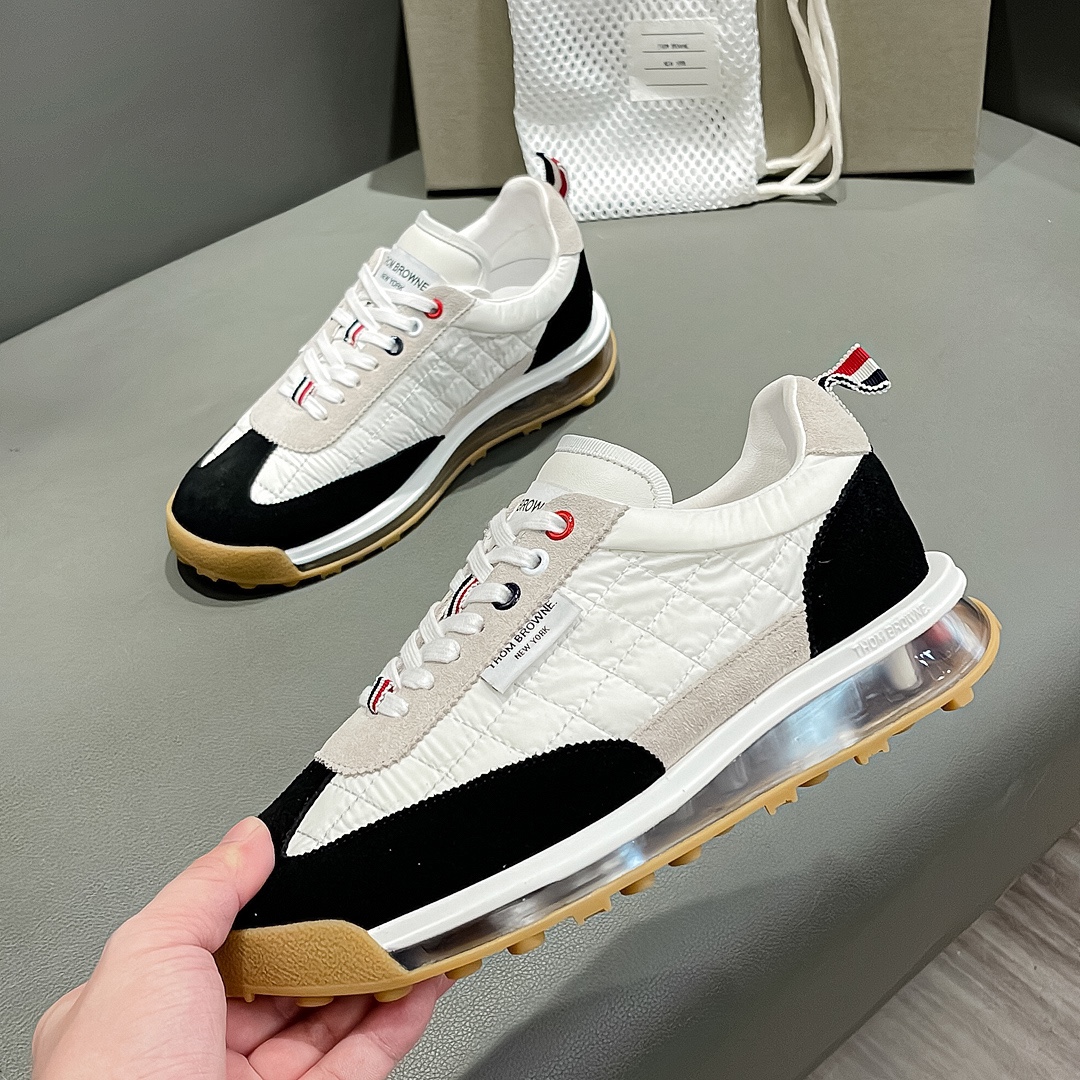 “THOM BROWNE Ash/Black Knitted Sneakers from Early Fall Series – Detailed Review and Pricing” - 图片 6