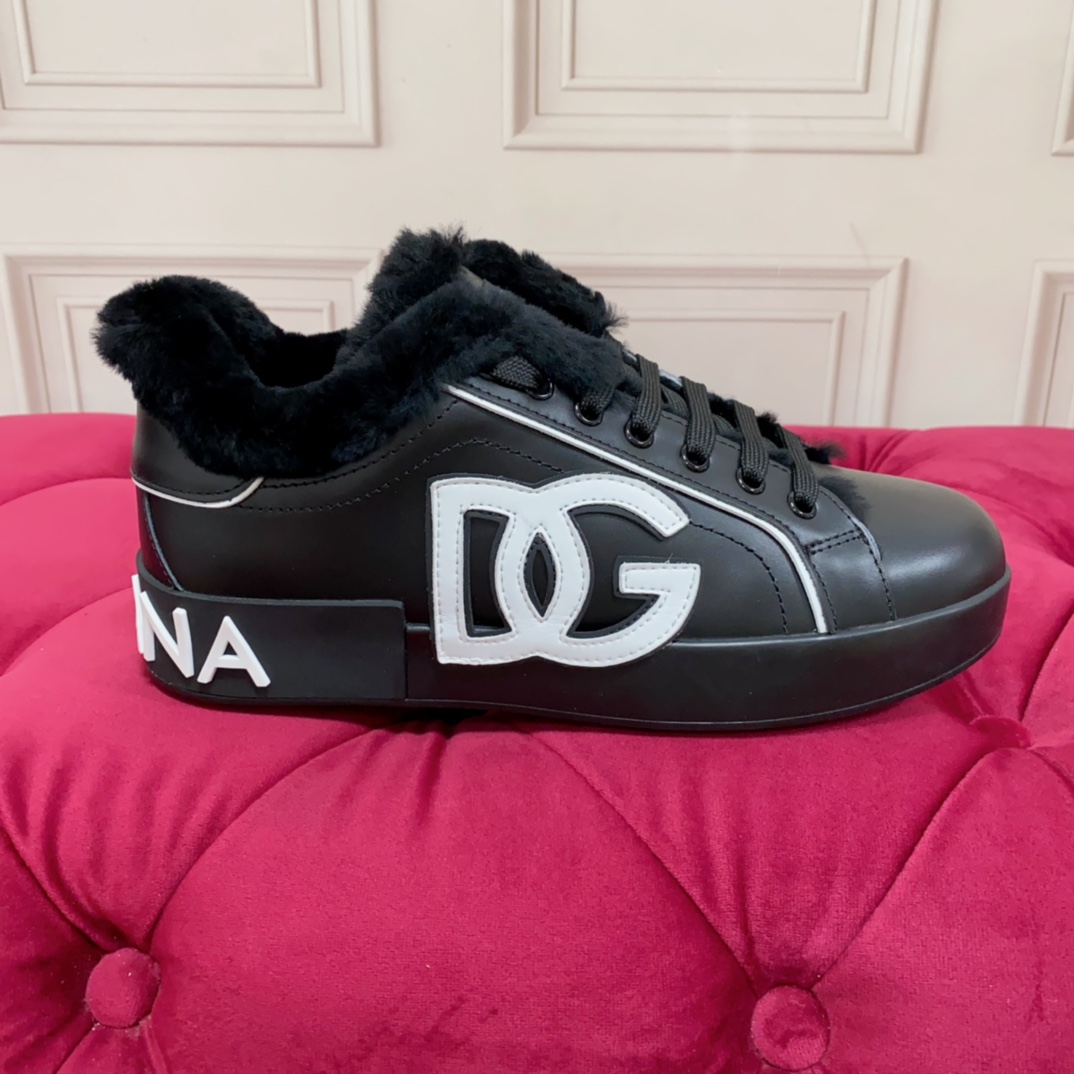 NO:613741,Maoli is a custom-made model for women and men for 290 high-end version. Brand outsole DOLCE & GABBANA. High-end quality. Brand outsole. Exclusive precision customization. Craftsmanship is exquisite and luxurious. Exquisite workmanship. High-end imported cowhide and black wool lining. Perfect interpretation of the latest inspiration for shoes. Classic and fashion are integrated. Luxurious dreams dominate fashion and high-end quality. Size 35-45  Standard sizes, casual shoes/sports shoes, furry shoes, Dolce&Gabbana, sneakers, cowhide19860909毛里为订做款 女款 男款290 高端版本 品牌大底DOLCE & GABBANA 高端质量 品牌大底 独家精工定制上市 工艺点缀绝美奢华闪耀 精湛的做众多人至爱采用高端进口牛皮 黑色羊毛里 完美诠释鞋履最新灵感 经典与时尚融为一体奢华迷梦驾凌时尚高端品质 码数 35-45 标准码数,休闲鞋/运动鞋毛毛鞋,Dolce&Gabbana,sneakers,cowhide,Women's Shoes