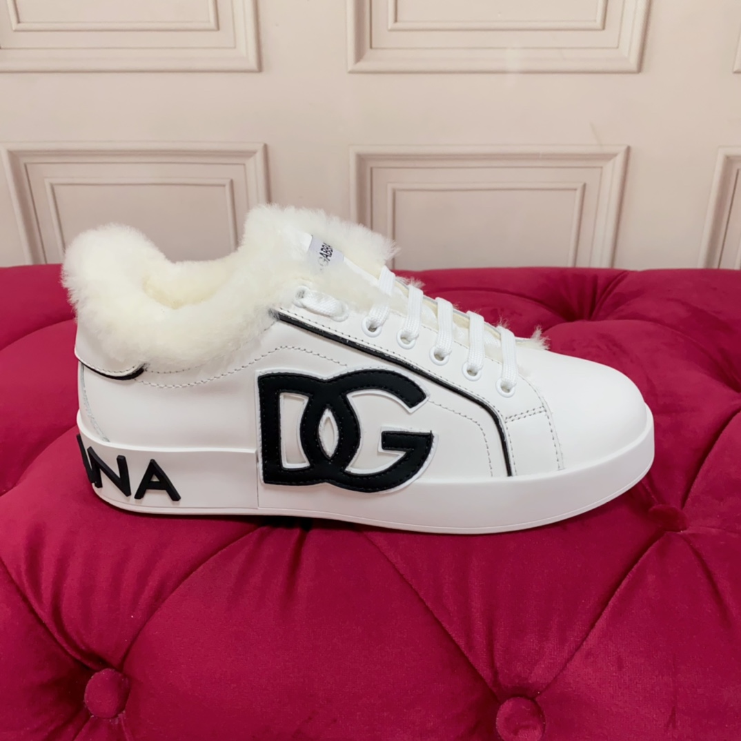 NO:613745,Made-to-order version for women and men for 290. High-end version. Brand outsole DOLCE & GABBANA. High-end quality. Brand outsole. Exclusive precision customization. Craftsmanship embellishments are beautiful and luxurious. Exquisite workmanship. High-end imported silk cowhide and white wool lining. Perfect interpretation of the latest inspiration for shoes. Classic and fashion are integrated. Luxurious dreams dominate fashion and high-end quality. Size 35-45  Standard sizes, casual shoes/sports shoes, furry shoes, Dolce&Gabbana, sneakers, cowhide19860909毛里为订做款 女款 男款290 高端版本 品牌大底DOLCE & GABBANA 高端质量 品牌大底 独家精工定制上市 工艺点缀绝美奢华闪耀 精湛的做众多人至爱采用高端进口丝绸牛皮 白色羊毛里 完美诠释鞋履最新灵感 经典与时尚融为一体奢华迷梦驾凌时尚高端品质 码数 35-45 标准码数,休闲鞋/运动鞋毛毛鞋,Dolce&Gabbana,sneakers,cowhide,Women's Shoes