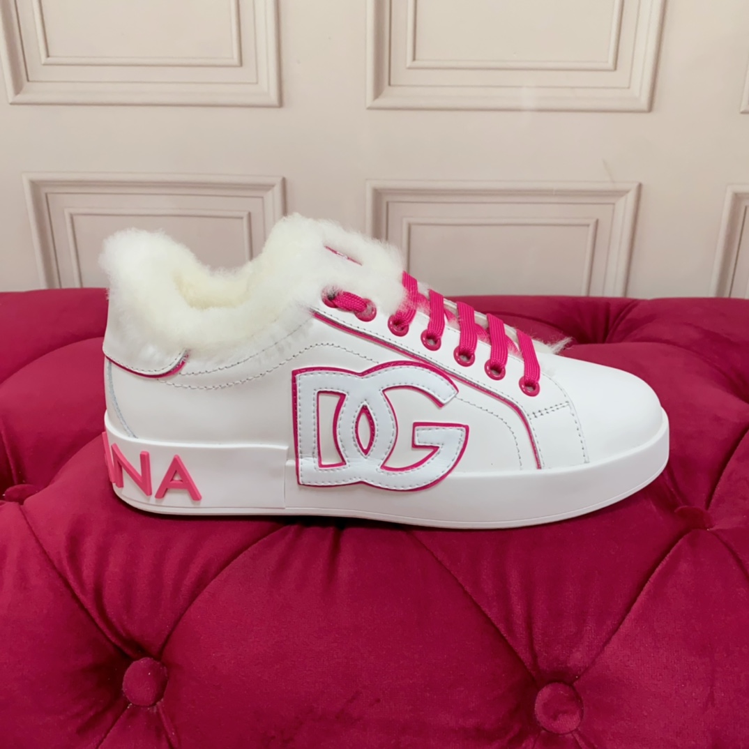 NO:613749,Maoli is a custom-made model for women. High-end version. Brand outsole DOLCE & GABBANA. High-end quality. Brand outsole. Exclusive and customized. The craftsmanship is exquisite and luxurious. It is exquisitely made and loved by many people. It uses high-end imported silk cowhide and white wool lining to perfectly interpret the latest inspiration of shoes. Classic and fashion are integrated. Luxurious dreams dominate fashion and high-end quality. Size 35-41  Standard sizes, casual shoes/sports shoes, furry shoes, Dolce&Gabbana, sneakers, cowhide19860909毛里为订做款 女款 高端版本 品牌大底DOLCE & GABBANA 高端质量 品牌大底 独家精工定制上市 工艺点缀绝美奢华闪耀 精湛的做众多人至爱采用高端进口丝绸牛皮 白色羊毛里 完美诠释鞋履最新灵感 经典与时尚融为一体奢华迷梦驾凌时尚高端品质 码数 35-41 标准码数,休闲鞋/运动鞋毛毛鞋,Dolce&Gabbana,sneakers,cowhide,Women's Shoes