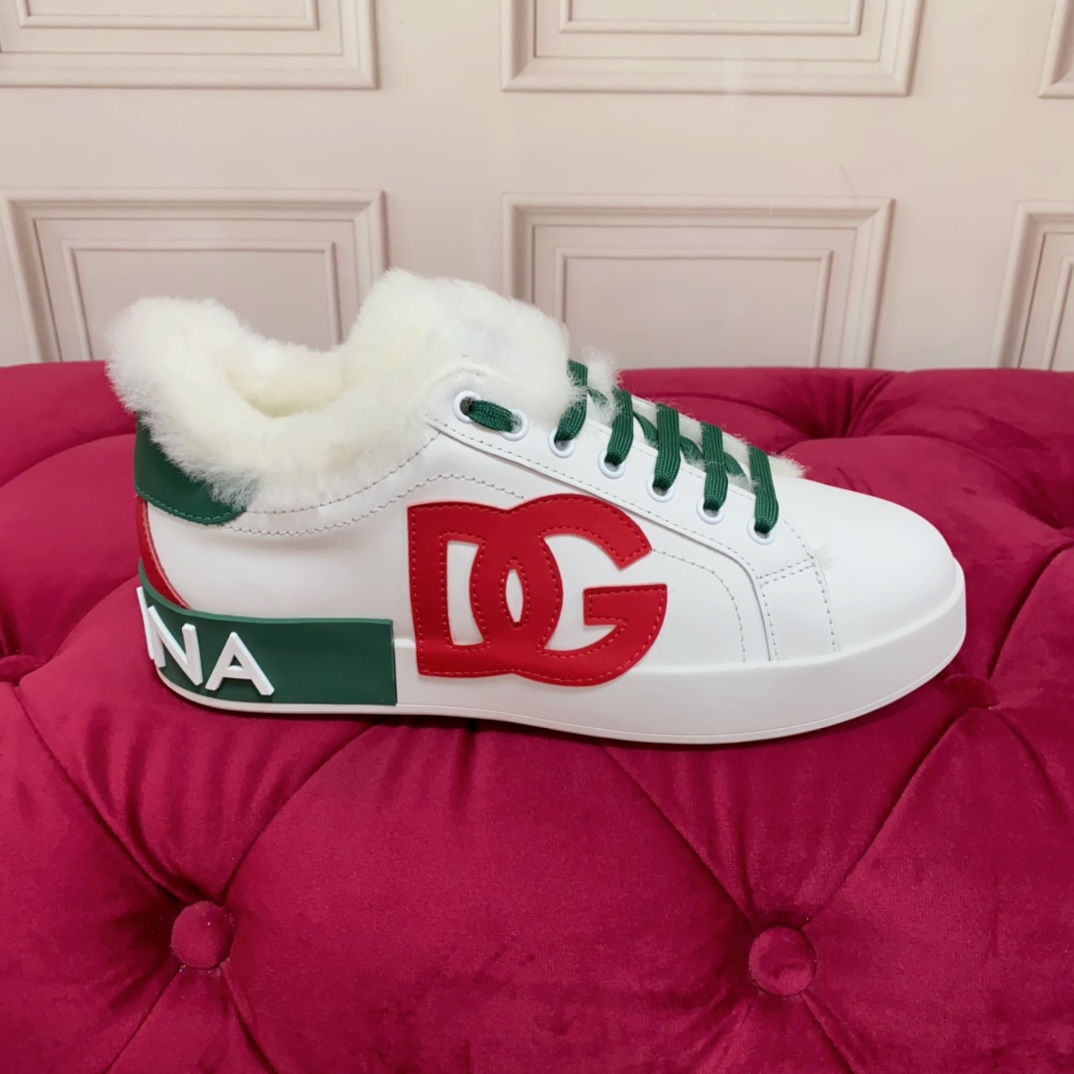 NO:613755,Maoli is a custom-made model for women and men for 290. High-end version. Brand outsole DOLCE & GABBANA. High-end quality. Brand outsole. Exclusive precision customization. The craftsmanship is exquisite and luxurious. It is exquisite and is loved by many people. It uses high-end imported silk cowhide and white wool lining to perfectly interpret the latest inspiration of shoes. Classic and fashion are integrated. Luxurious dreams dominate fashion and high-end quality.  35-45 standard size, casual shoes/sports shoes, Dolce&Gabbana, sneakers, cowhide19860909毛里为订做款 女款 男款290 高端版本 品牌大底DOLCE & GABBANA 高端质量 品牌大底 独家精工定制上市 工艺点缀绝美奢华闪耀 精湛的做众多人至爱采用高端进口丝绸牛皮 白色羊毛里 完美诠释鞋履最新灵感 经典与时尚融为一体奢华迷梦驾凌时尚高端品质 码数 35-45标准码数,休闲鞋/运动鞋毛毛鞋,Dolce&Gabbana,sneakers,cowhide,Women's Shoes