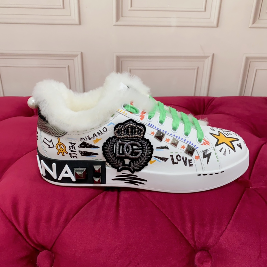 NO:613759,Maoli is a custom-made model for women and men. 330 high-end version. Brand outsole DOLCE & GABBANA. High-end quality. Brand outsole. Exclusive and customized. The craftsmanship is exquisite and luxurious. Exquisite workmanship. High-end imported silk cowhide and white wool lining. Perfect interpretation of the latest inspiration for shoes. Classic and fashion are integrated. Luxurious dreams dominate fashion and high-end quality. Size 35-45  Standard size, casual shoes/sports shoes, furry shoes, Dolce&Gabbana, sneakers, cowhide19860909毛里为订做款 女款 男款330 高端版本 品牌大底DOLCE & GABBANA 高端质量 品牌大底 独家精工定制上市 工艺点缀绝美奢华闪耀 精湛的做众多人至爱采用高端进口丝绸牛皮 白色羊毛里 完美诠释鞋履最新灵感 经典与时尚融为一体奢华迷梦驾凌时尚高端品质 码数 35-45 标准码数,休闲鞋/运动鞋毛毛鞋,Dolce&Gabbana,sneakers,cowhide,Women's Shoes