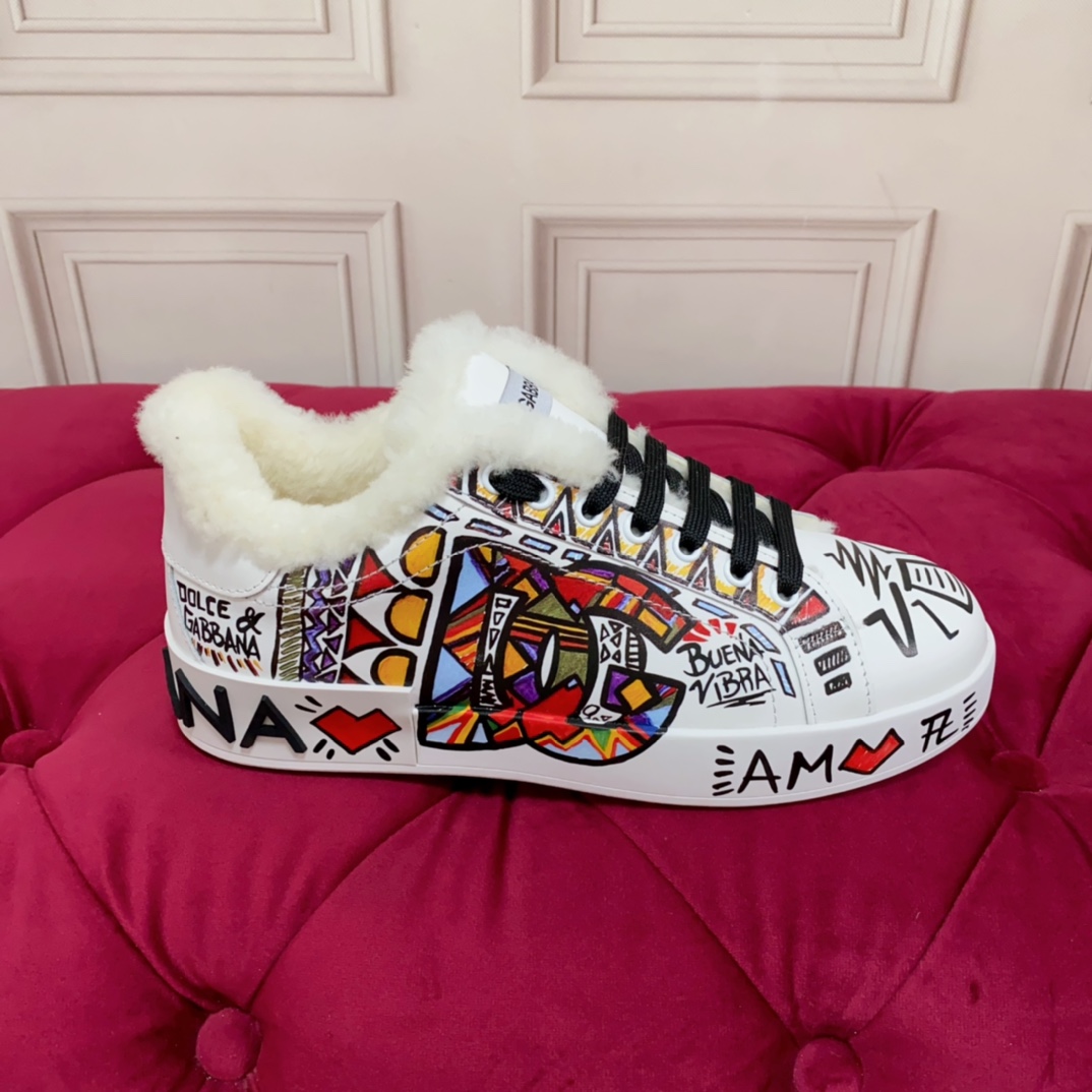 NO:613764,Maori is a custom-made model. Women's model, men's model 330, high-end version. Brand outsole DOLCE & GABBANA. High-end quality. Brand outsole. Exclusive precision customization. The craftsmanship is exquisite and luxurious. Exquisite workmanship. High-end imported silk cowhide and white wool lining. Perfect interpretation of the latest inspiration for shoes. Classic and fashion are integrated. Luxurious dreams dominate fashion and high-end quality. Size 35-45  Standard sizes, casual shoes/sports shoes, furry shoes, Dolce&Gabbana, sneakers, cowhide19860909毛里为订做款. 女款 男款330 高端版本 品牌大底DOLCE & GABBANA 高端质量 品牌大底 独家精工定制上市 工艺点缀绝美奢华闪耀 精湛的做众多人至爱采用高端进口丝绸牛皮 白色羊毛里 完美诠释鞋履最新灵感 经典与时尚融为一体奢华迷梦驾凌时尚高端品质 码数 35-45 标准码数,休闲鞋/运动鞋毛毛鞋,Dolce&Gabbana,sneakers,cowhide,Women's Shoes