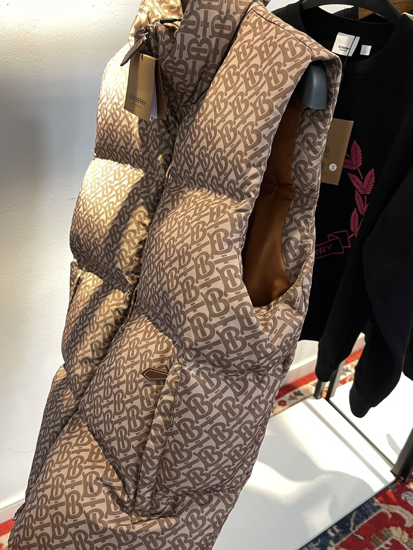 Guangzhou high-version Burberry printed down vest, 220g 90% white goose down, sizes S-XL.-Big cat