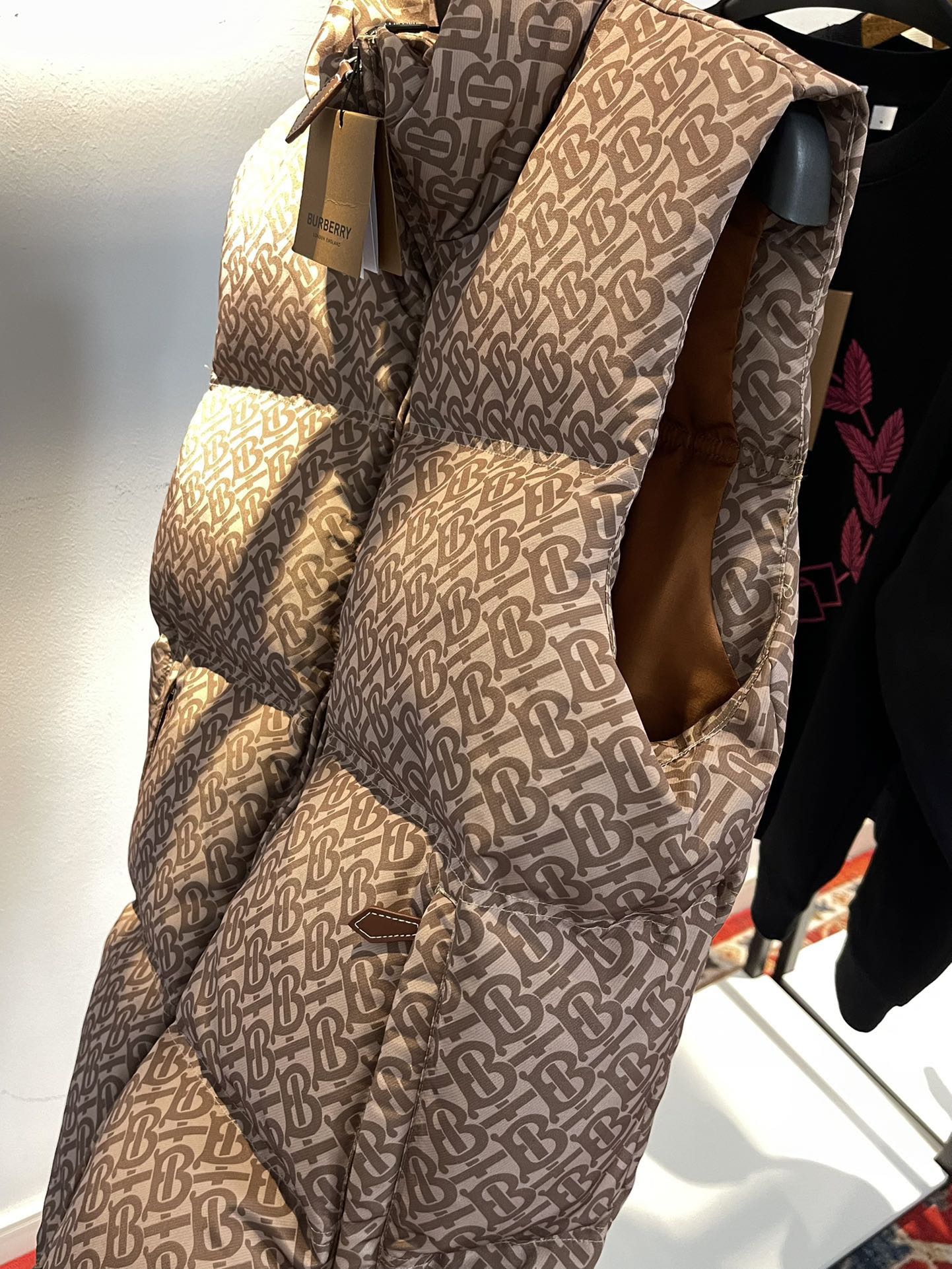 Guangzhou high-version Burberry printed down vest, 220g 90% white goose down, sizes S-XL.-Big cat