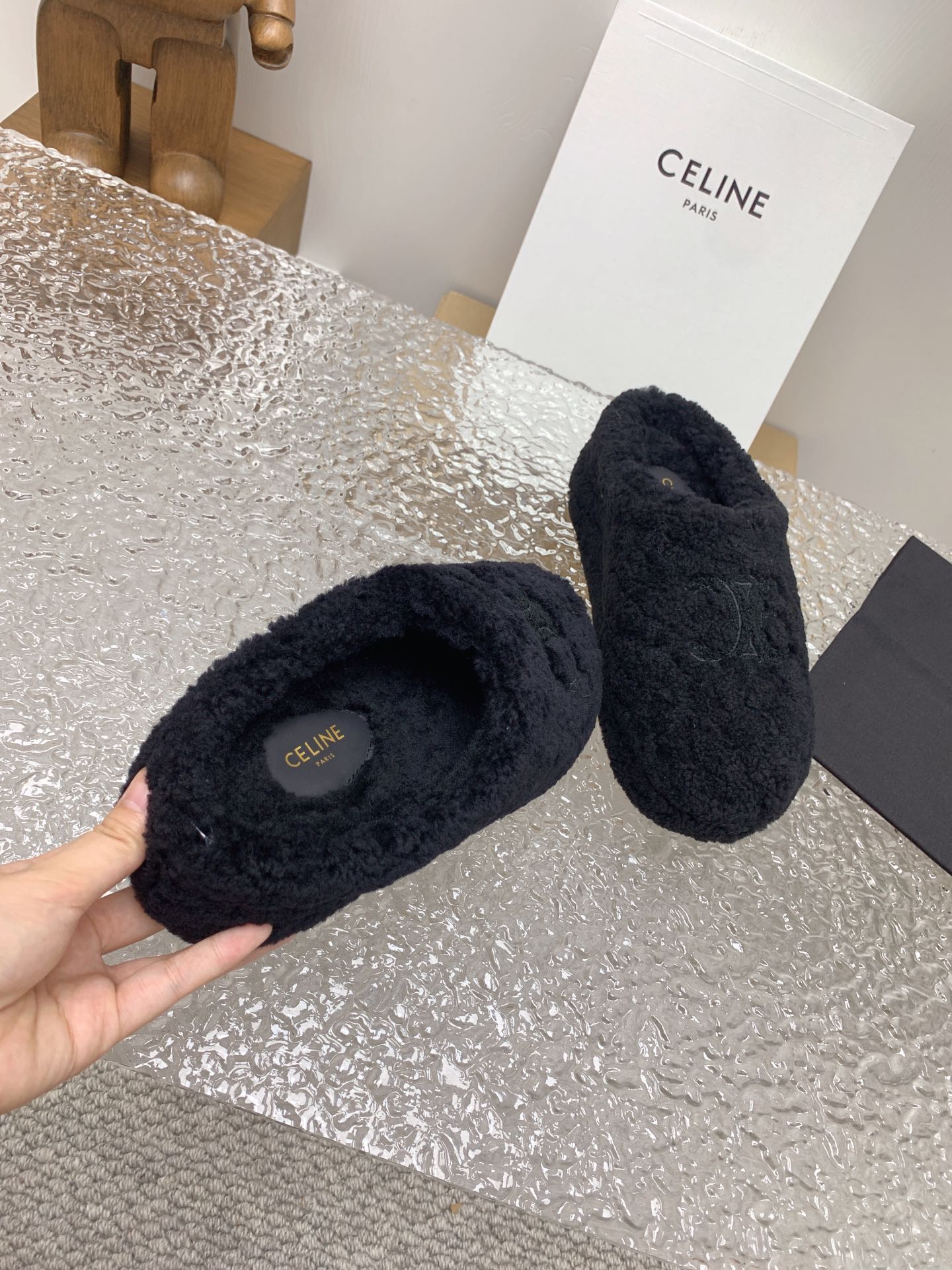 CELINE/塞琳23s秋冬新品一脚蹬羊毛半拖拖鞋这一季的赛琳又让我重新爱了它一次！这季节美鞋太多这款毛