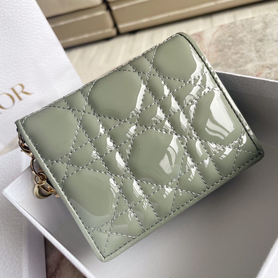 [Dior Wallets]LADY Wallet patent leatherThis mini LadyDior wallet has a sop
