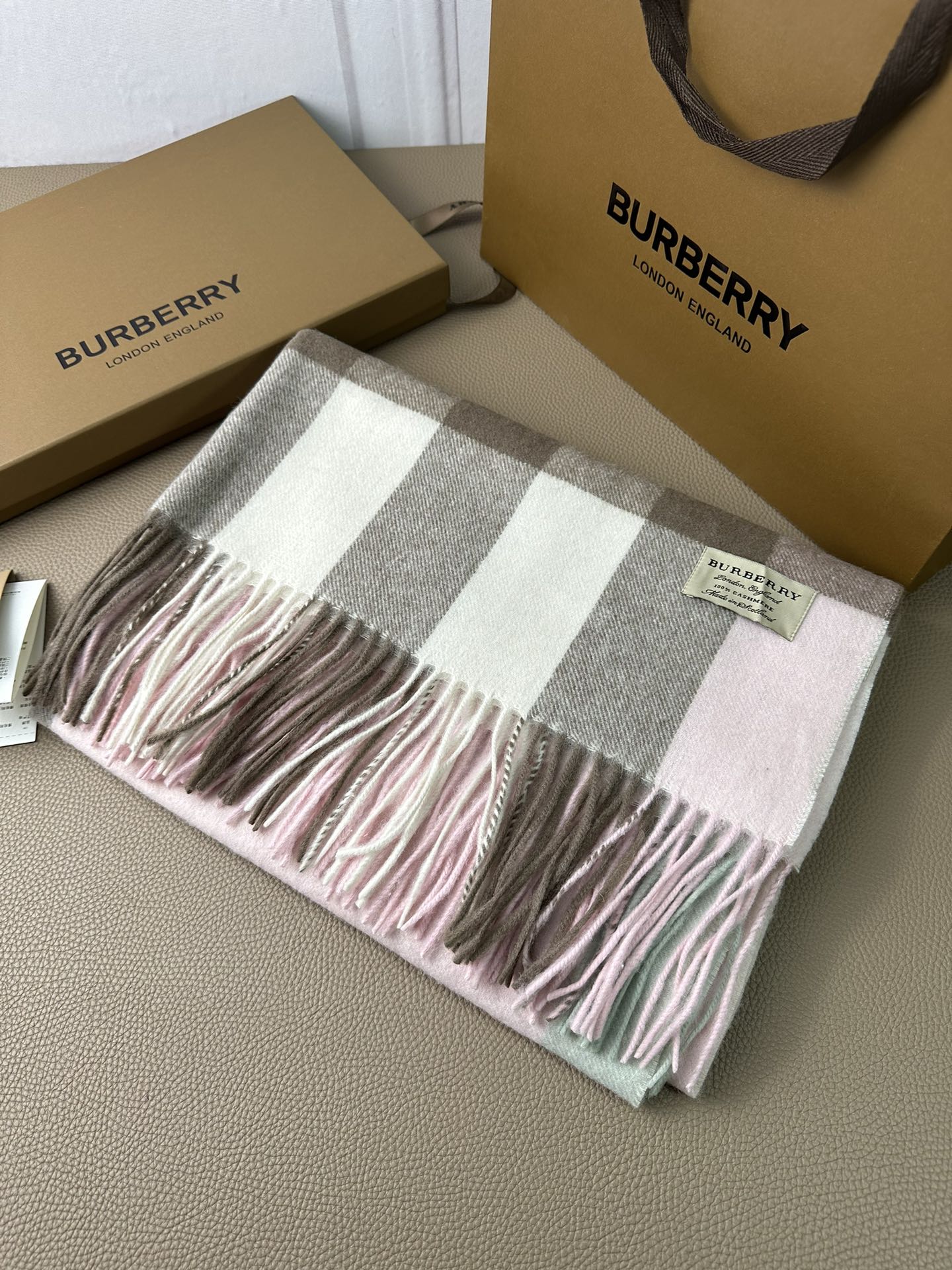 burberry永不过时的万年款巴宝莉经典大格披肩品质手感好到不行！羊毛加羊绒！！高尖端产物！绝对令人尖