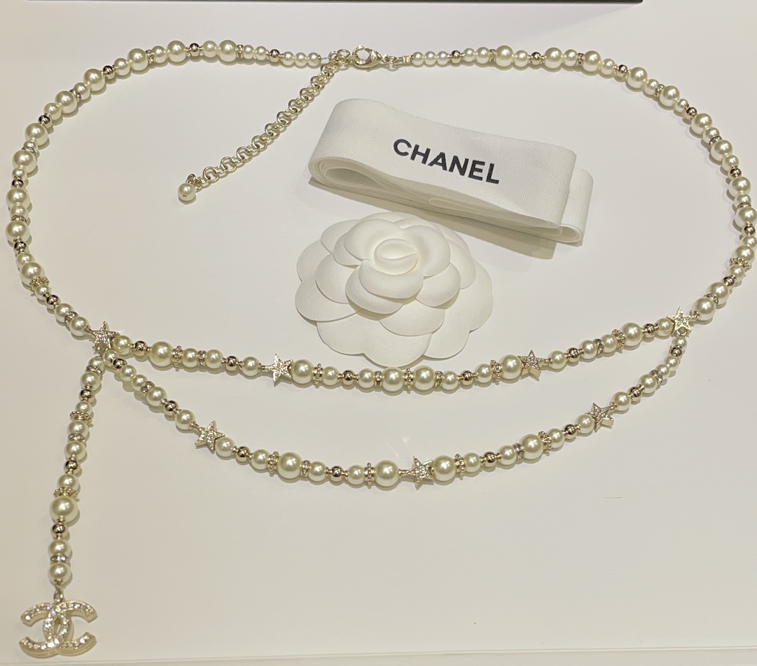 NO:635685,88480 arrived today. 23A full diamond double C star pearl sweater chain waist chain two-in-one. Length size 70-80cm adjustable. Classic and elegant pearl chain embellished with full diamond stars. Paired with double-sided full diamond double C pendant. Smart and cute. Sweater chain or waist chain. Both ways of wearing are customizable. Double-sided Swarovski diamond customized pearls. Waist chain belt picture packaging, sweaters, Cardia high-end jewelry.1986090988480今日到货 23A满钻双C星星珍珠毛衣链腰链二合一 长度尺寸70-80cm调节 经典优雅珍珠链条点缀满钻小星星 再搭配双面满钻双C吊坠 灵动又可爱 毛衣链or腰链 两种佩戴方式都 z定制 双面施华洛钻定制珍珠 腰链带图片包装,,sweaters,卡迪亚高端饰品,Jewelry