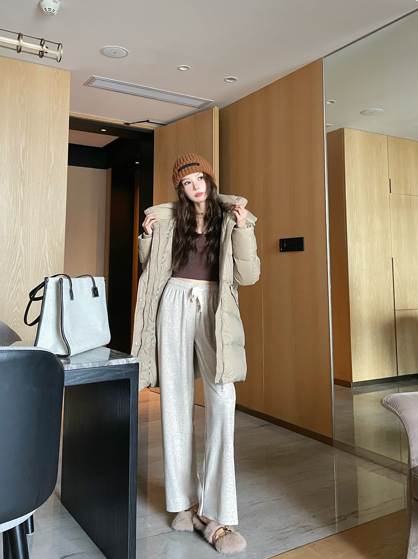 Guangzhou high-version Burberry black label long down jacket, plaid lining, slim fit, with belt, 90% white goose down. Black, beige. Sizes S,M,L,XL.-Big cat