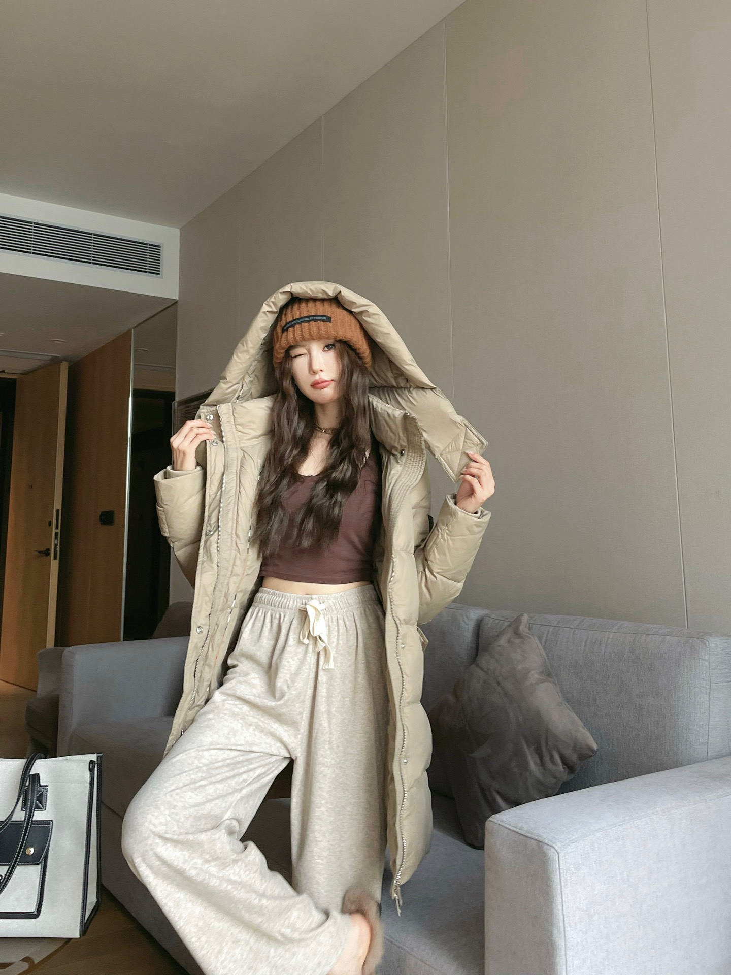 Guangzhou high-version Burberry black label long down jacket, plaid lining, slim fit, with belt, 90% white goose down. Black, beige. Sizes S,M,L,XL.-Big cat