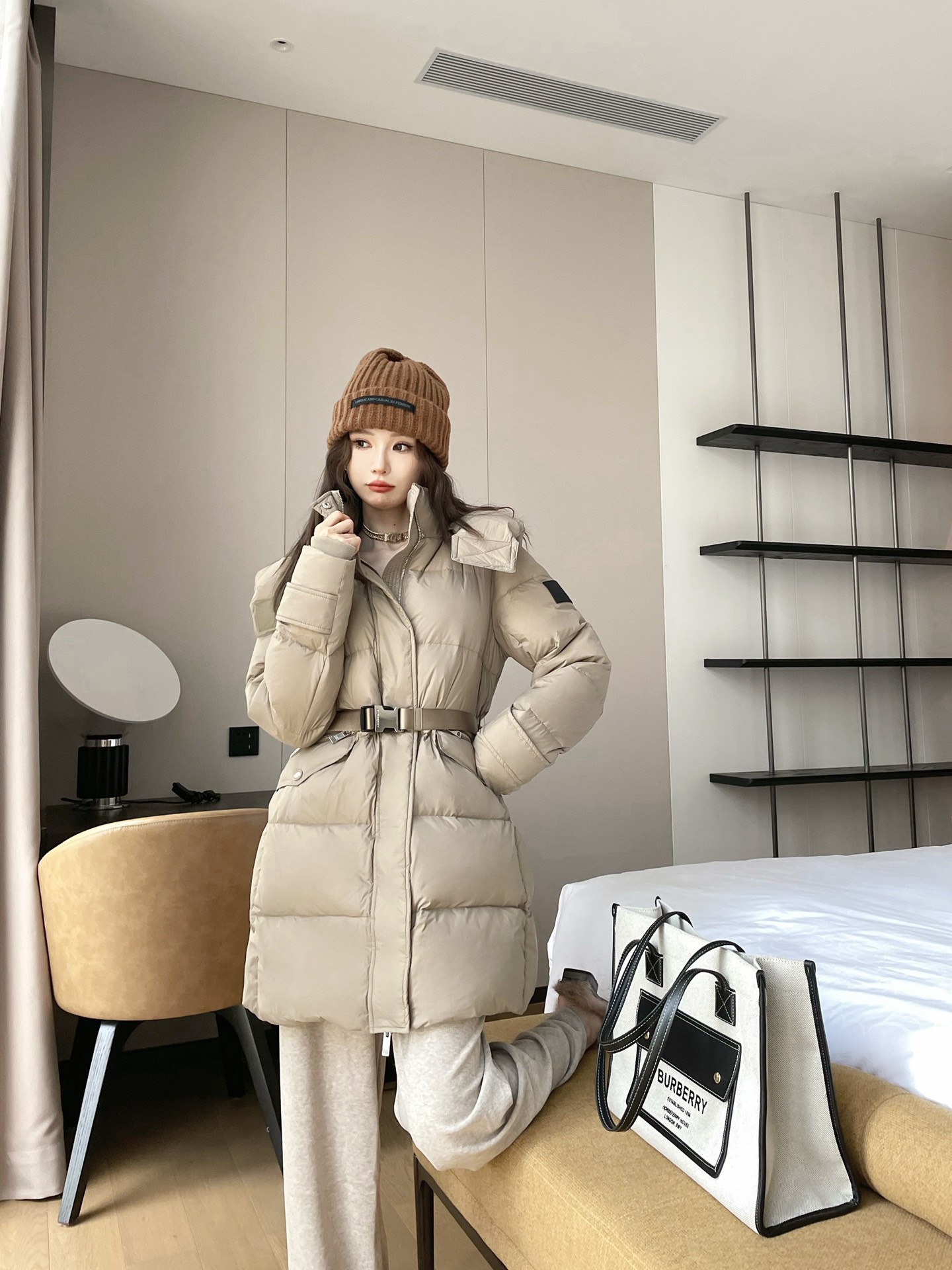 Guangzhou high-version Burberry black label long down jacket, plaid lining, slim fit, with belt, 90% white goose down. Black, beige. Sizes S,M,L,XL.-Big cat