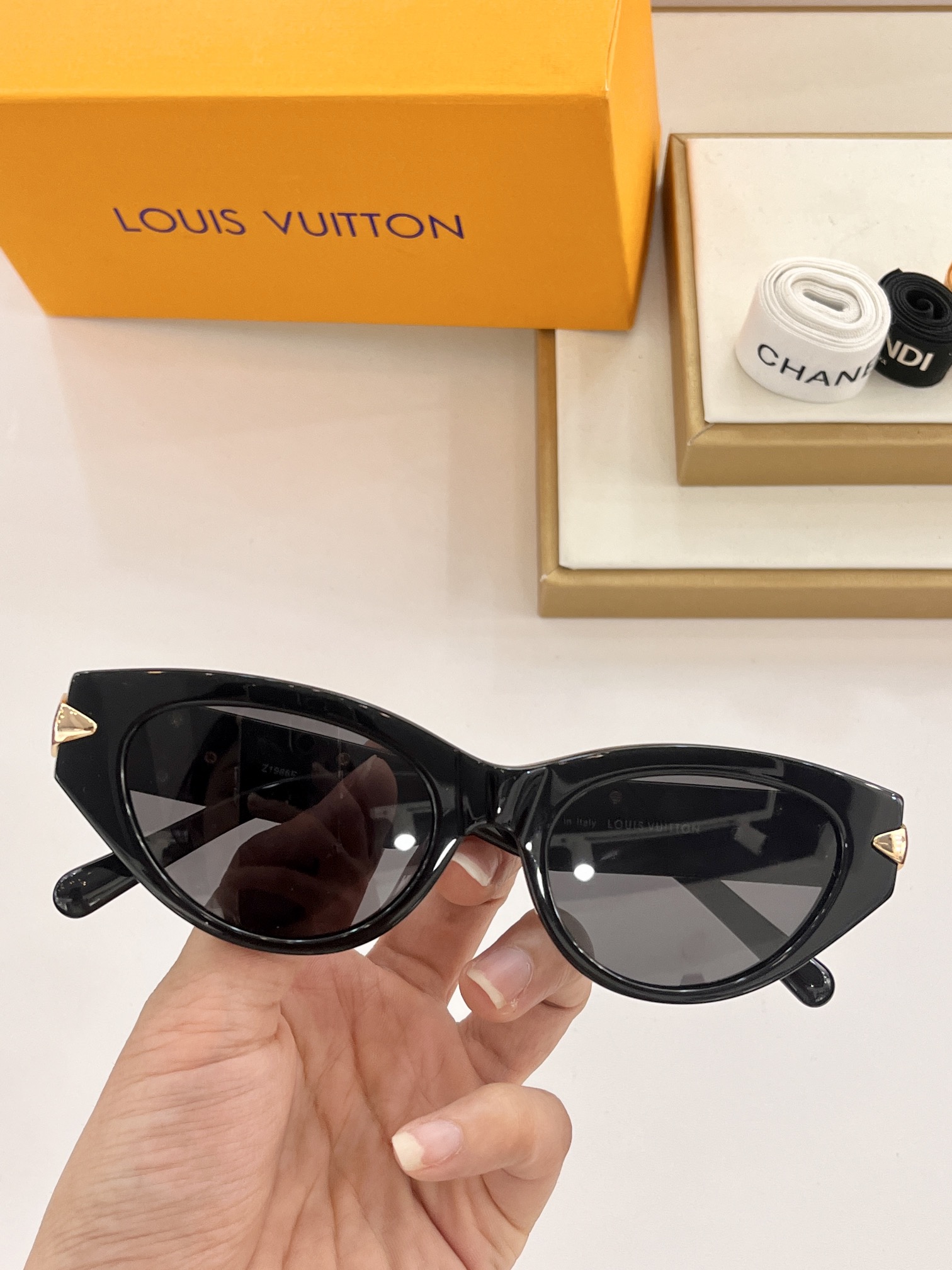 Louis Vuitton copia
 Occhiali da Sole Nero Rosso Bianco Z19745887