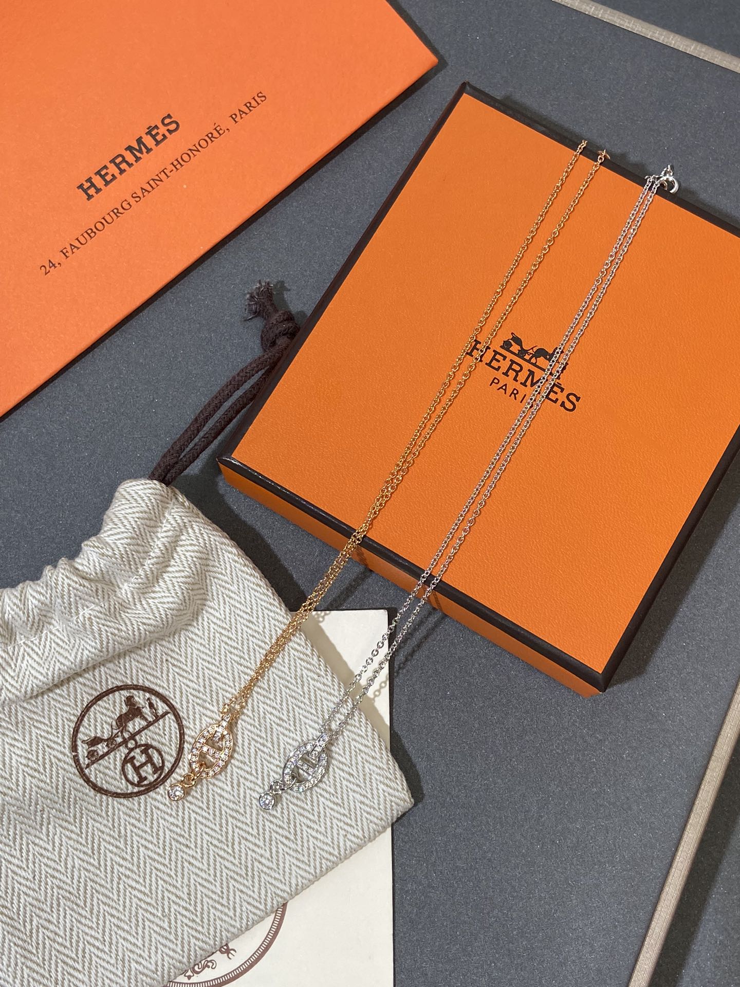 NO:633623,Pig Nose Necklace Full of Diamonds Hey, little cuties! Today I am going to give you a super beautiful necklace: the Pig Nose Necklace Full of Diamonds from Malaysia! This baby is simply too cute, and it completely matches my girlish heart... First, let’s take a look at its appearance. This necklace has a cute pink pig nose shape, and is inlaid with many sparkling imported 5a high-carbon diamonds, which will not fog up over time!  .You will definitely become the center of attention when you wear it! Every detail shows high-end luxury and exquisite taste. If you are as deeply obsessed with this piece of jewelry as I am, just buy it. V-gold plated material, rose gold and white gold, two colors 88220, necklace, gold plating, Cartier high-end jewelry19860909满钻猪鼻子项链 嘿,小可爱们!今天我要给大家种草一个超级美丽的项链:大马家满钻猪鼻子项链!这个宝贝简直是太可爱了,完全符合我的少女心啊……首先,我们来看一下它的外观吧.这款项链上有一只萌萌哒的粉色猪鼻子形状,并且镶嵌着许多闪闪发光的进口5a高碳钻,时间长了不会发雾！.佩戴起来绝对会成为众人焦点!每一个细节都展现了高端奢华和考究品味. 如果你也像我一样深深迷恋于这件珠宝,就购入吧,v金镀金材质 玫瑰金白金 两色88220,,necklace,gold plating,卡迪亚高端饰品,Jewelry