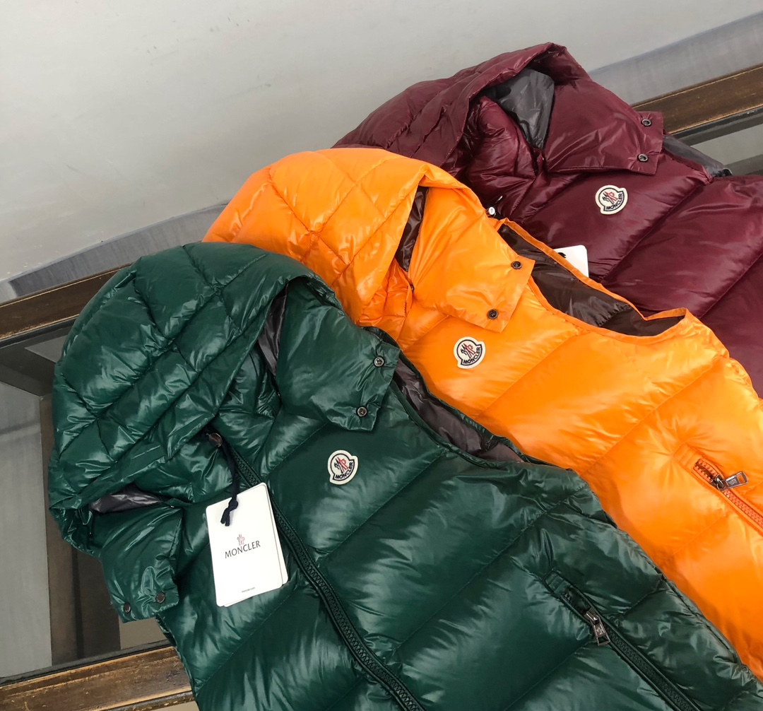 【MONCLER 蒙口 最新色系情侣款高版本连帽羽绒马甲背心】超人气爆款单品，个性街头朋克风格打造，情侣