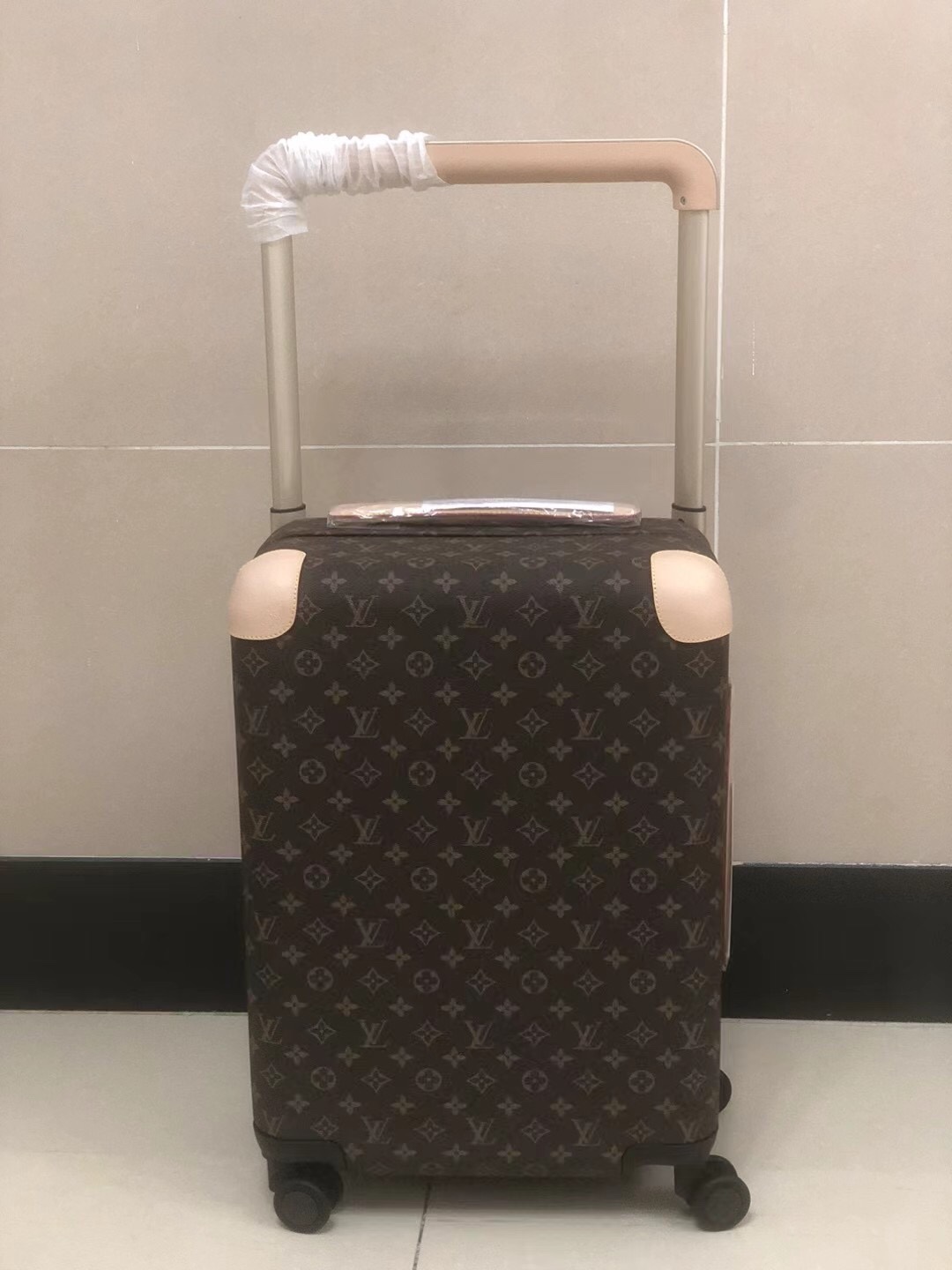 NO:269834,LOUIS VUITTON-HORIZON four-wheel trolley case 55 cm specification 38*55*21 (length*height*width) L VHorizon trolley case is a classic item created by brand and designer Marc Newson. Its large external handles build a flat inner layer to achieve abundant capacity. A free/protective case, a dust bag (2 pieces in total),,louis vuitton19860909LOUIS VUITTON-HORIZON四轮拉杆箱 55厘米规格38*55*21（长*高*宽） L VHorizon 拉杆箱是由品牌与设计师 Marc Newson 携手打造的经典单品,其大号的外置手柄构筑平整内层,成就充裕容量. 赠送/保护套一个,防尘袋一个（共2只）,,louis vuitton,luggage
