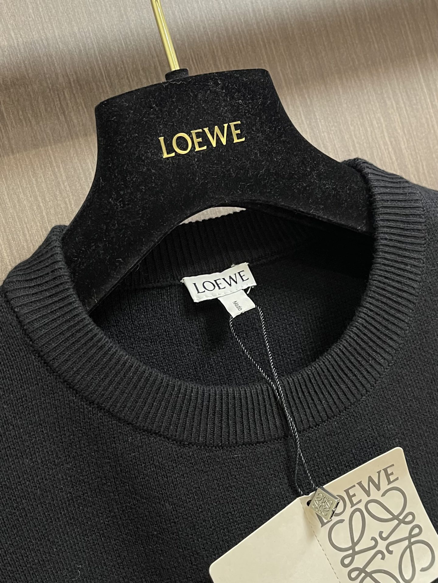 Loewe 罗意威提花口袋针织毛衣，面料采用定制的含棉材质面料。材质柔软舒适区别于其他毛衣，那么多的羊毛