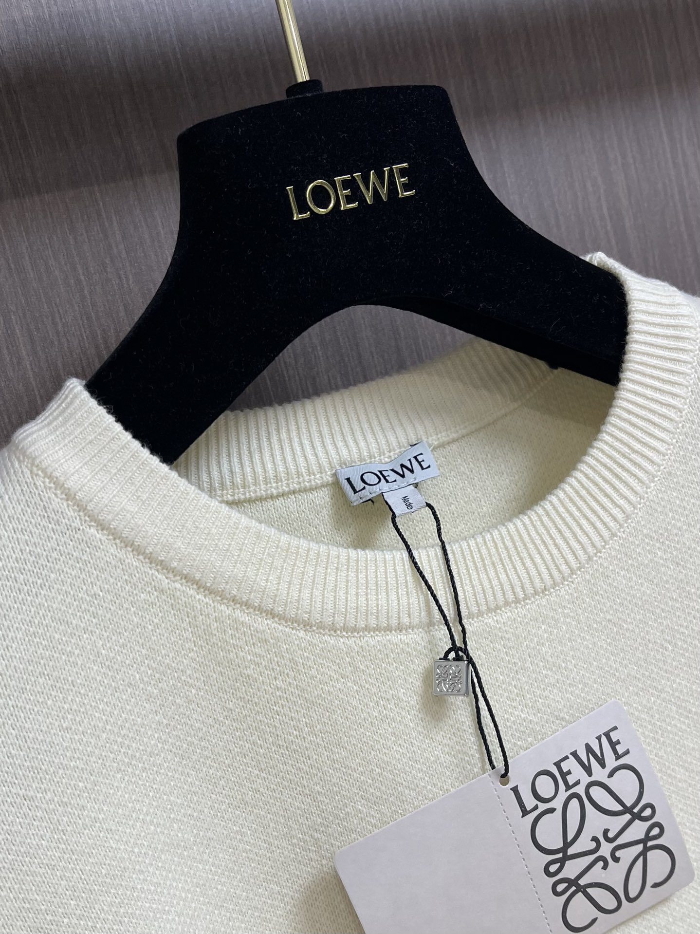 Loewe 罗意威提花口袋针织毛衣，面料采用定制的含棉材质面料。材质柔软舒适区别于其他毛衣，那么多的羊毛