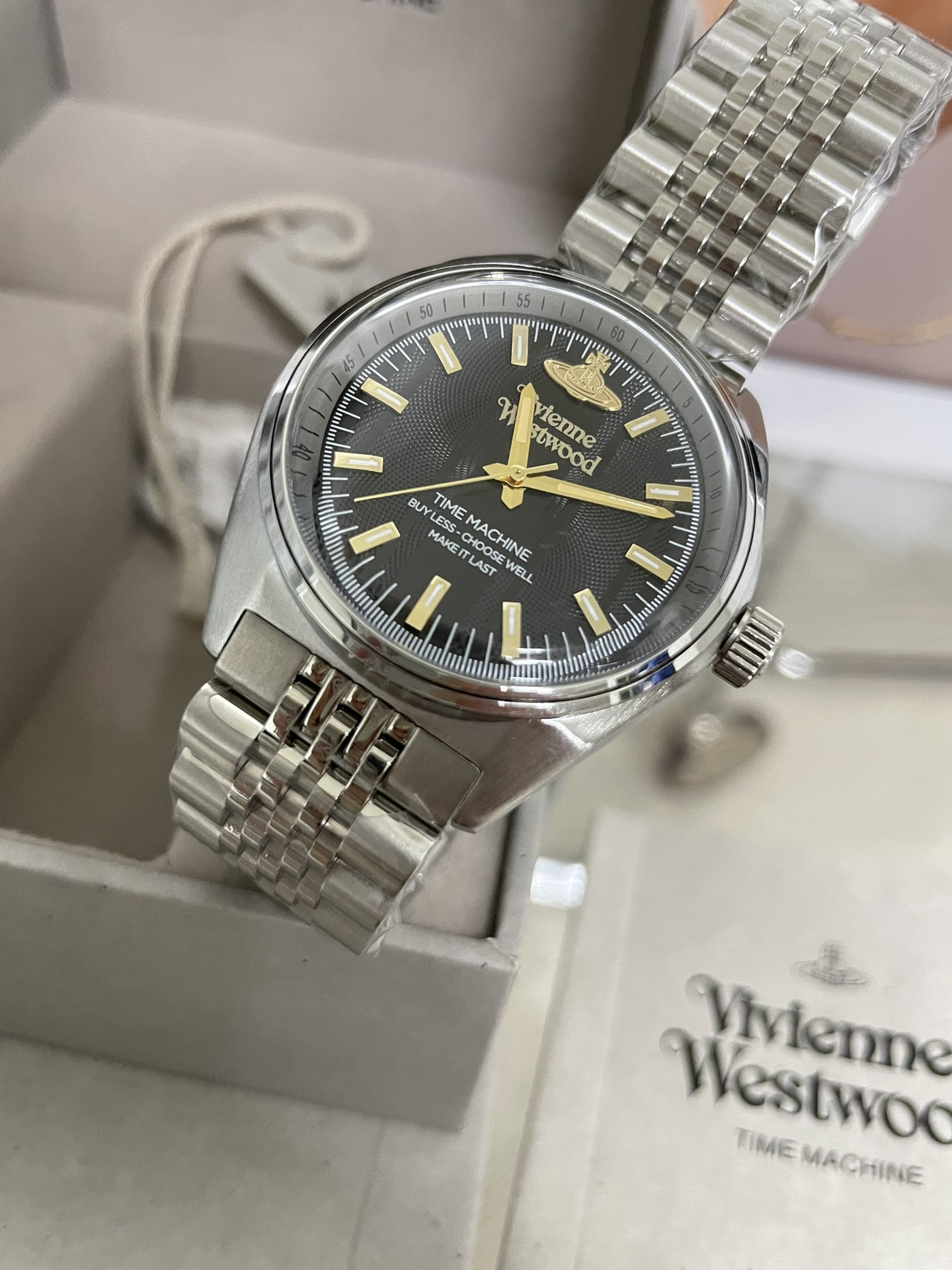 VivienneWestwood西太后⌚️VV251黑盘钢带
39MM大表盘，黑色竖纹印花搭配经典的银色钢带。
把头上的🪐清晰可见