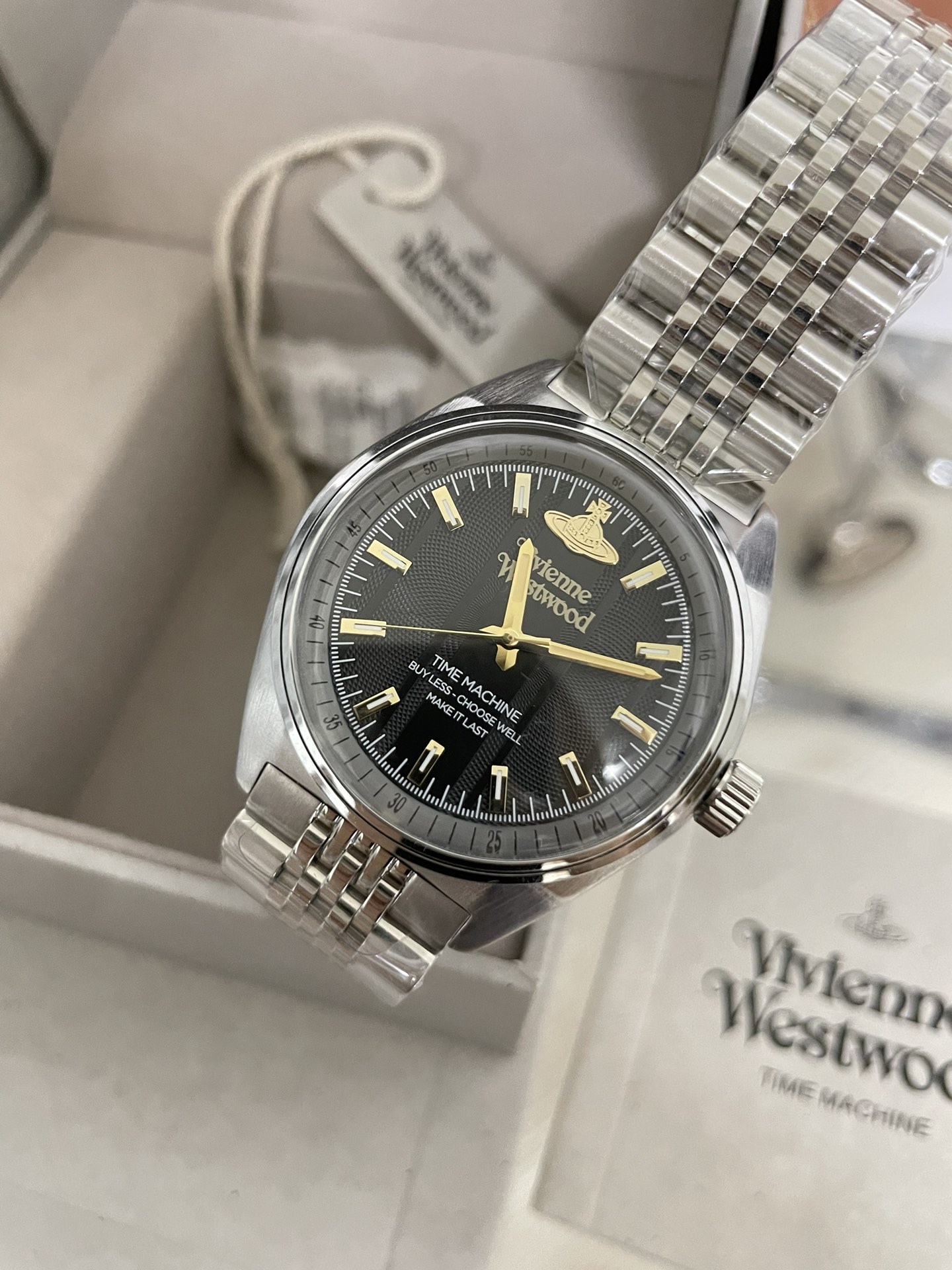 VivienneWestwood西太后⌚️VV251黑盘钢带
39MM大表盘，黑色竖纹印花搭配经典的银色钢带。
把头上的🪐清晰可见