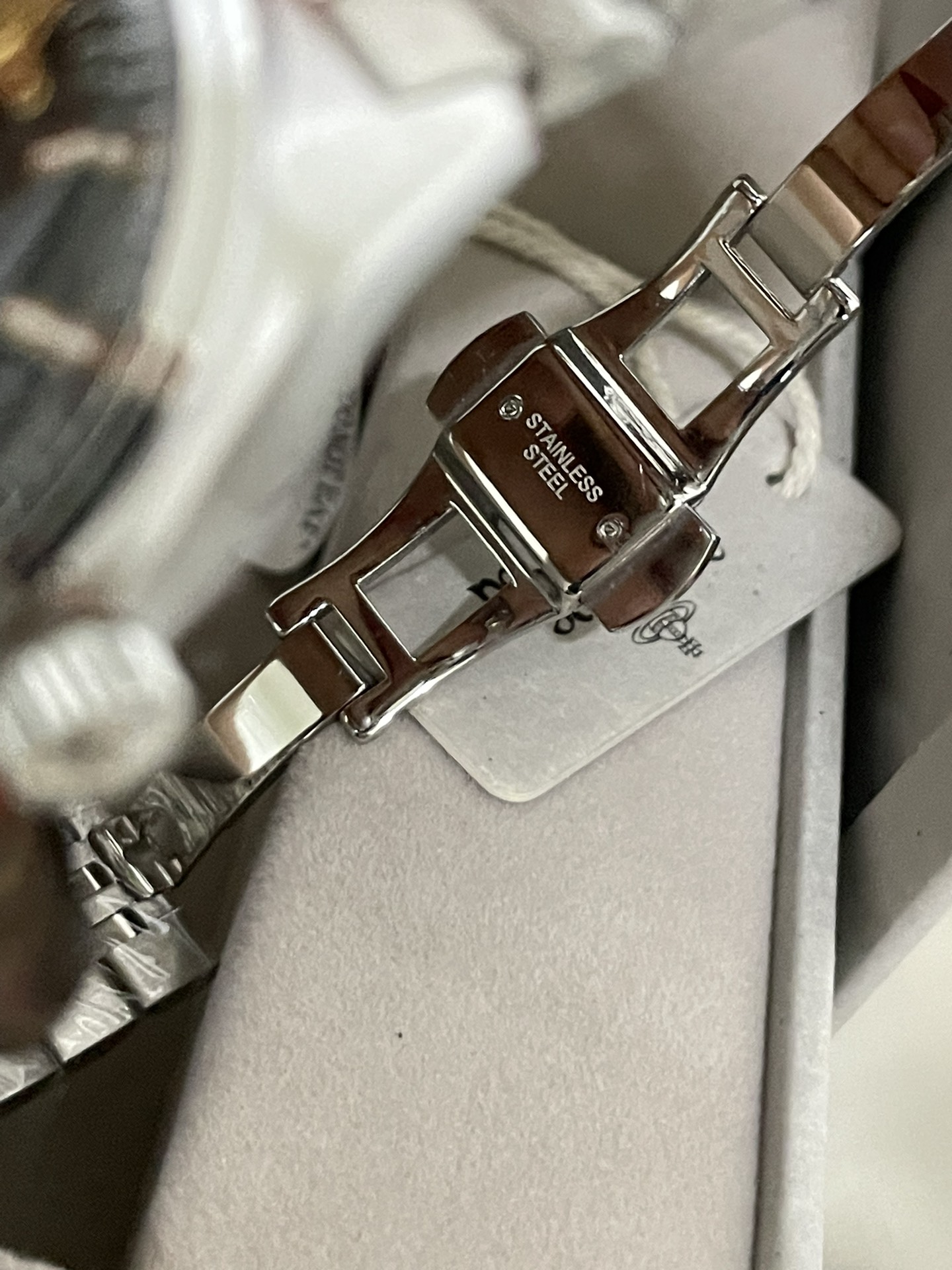 VivienneWestwood西太后⌚️VV251黑盘钢带
39MM大表盘，黑色竖纹印花搭配经典的银色钢带。
把头上的🪐清晰可见