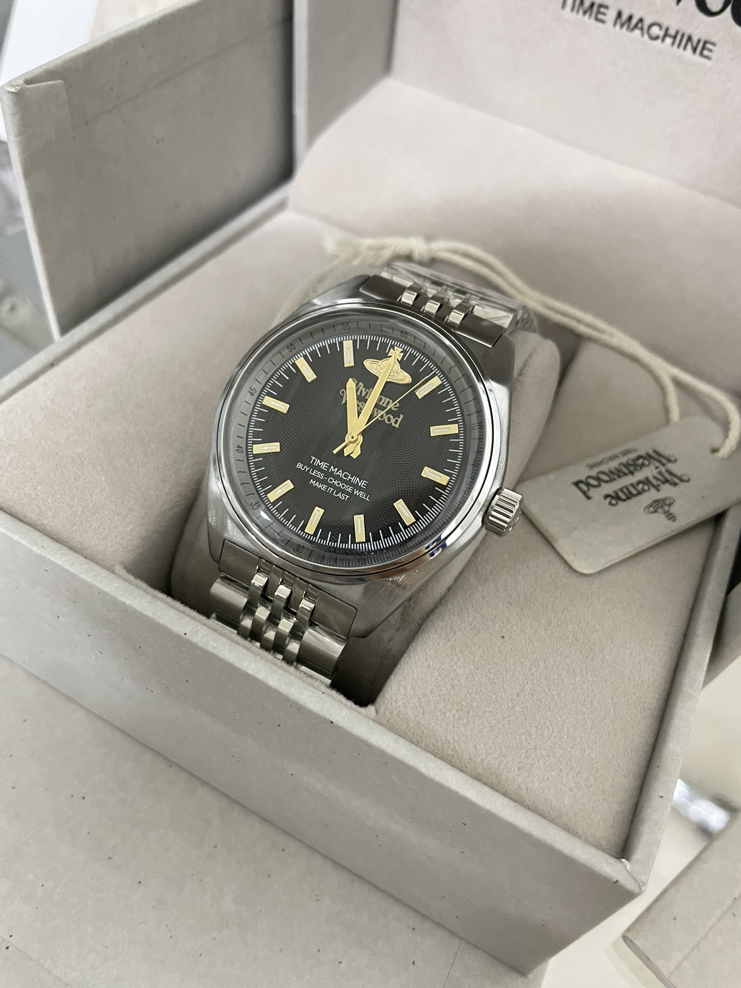 VivienneWestwood西太后⌚️VV251黑盘钢带
39MM大表盘，黑色竖纹印花搭配经典的银色钢带。
把头上的🪐清晰可见