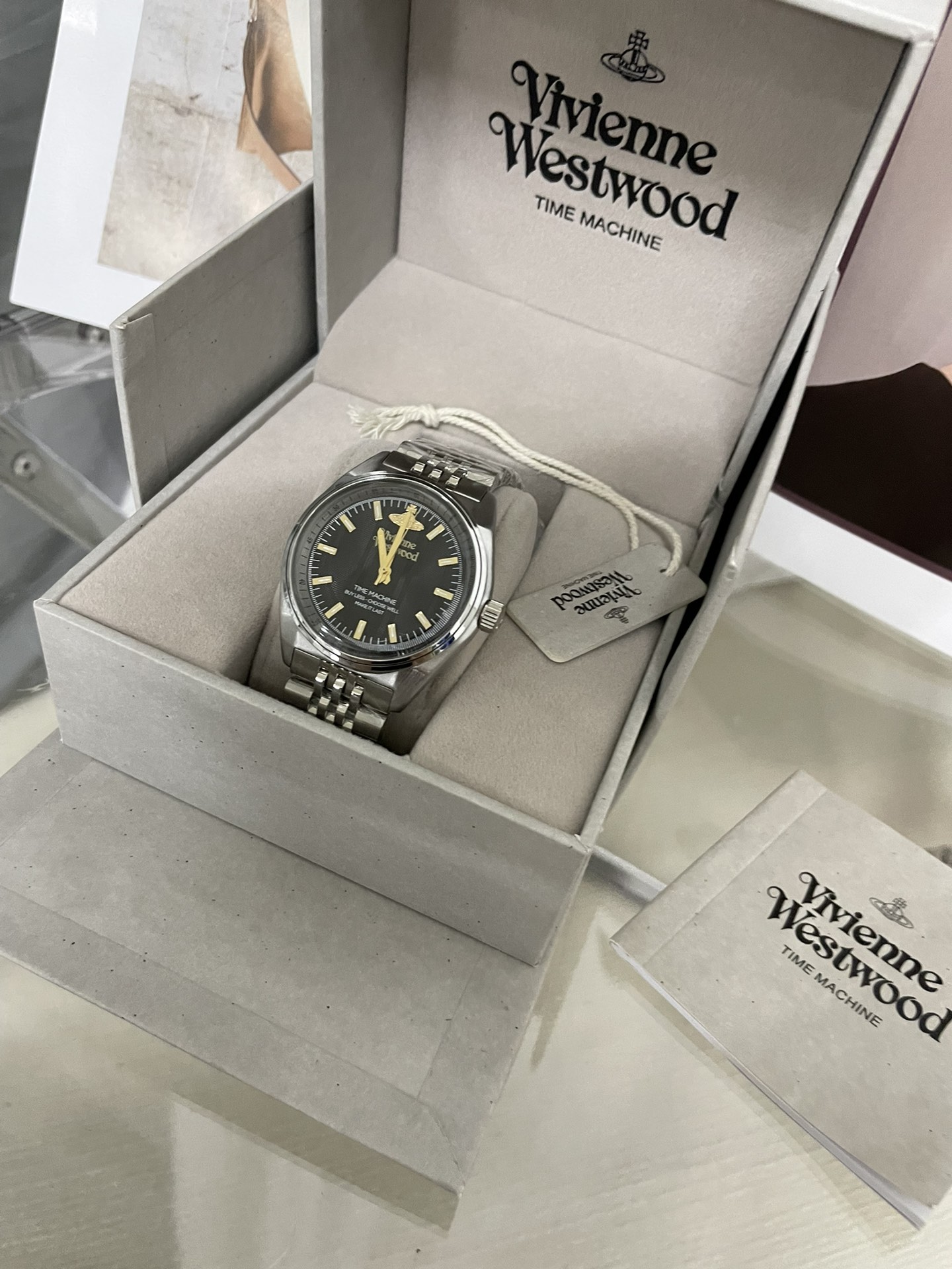VivienneWestwood西太后⌚️VV251黑盘钢带
39MM大表盘，黑色竖纹印花搭配经典的银色钢带。
把头上的🪐清晰可见