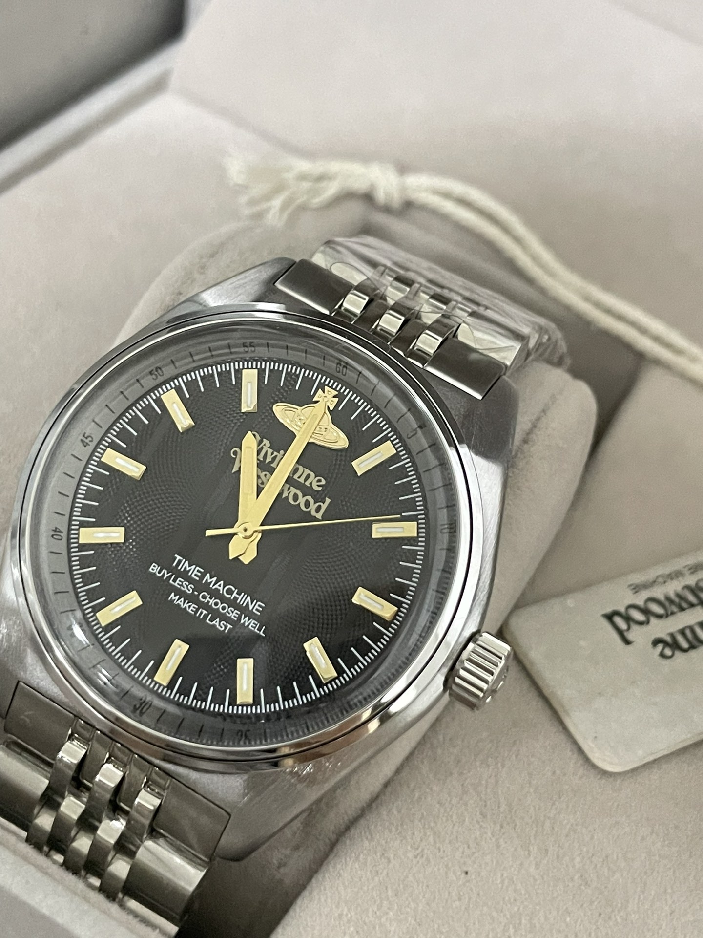 VivienneWestwood西太后⌚️VV251黑盘钢带
39MM大表盘，黑色竖纹印花搭配经典的银色钢带。
把头上的🪐清晰可见
