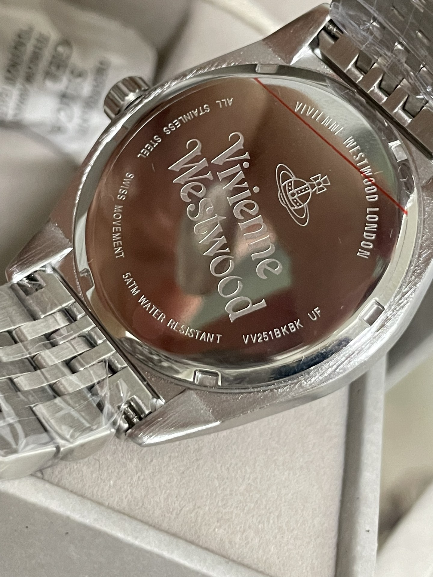 VivienneWestwood西太后⌚️VV251黑盘钢带
39MM大表盘，黑色竖纹印花搭配经典的银色钢带。
把头上的🪐清晰可见