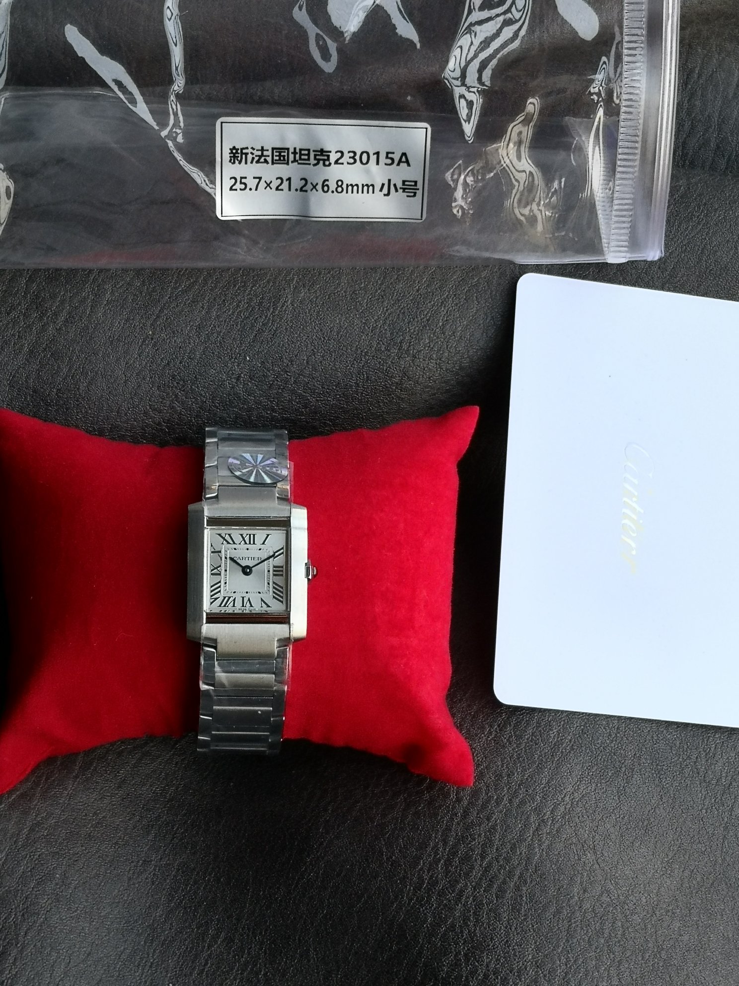 NO:147182,The cracked wall is promoting the latest 2nd generation TANK Francaise French tank original 1:1 reproduction work!  All use Swiss quartz movement ( Kajia platinum special deck) medium size 32*27mm, small size 25.7*21.2mm 