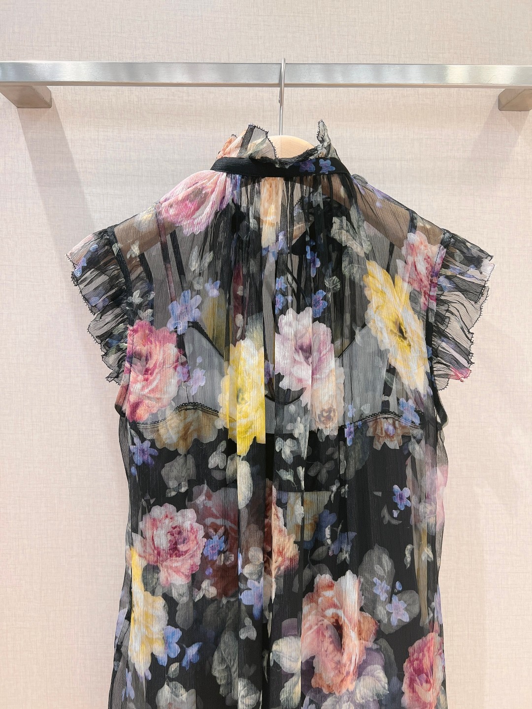 澳洲设计师品牌Zimmerman*n新品100%silk质地材质上衣领圈饰有精致的3D花卉贴花与袖圈拼接