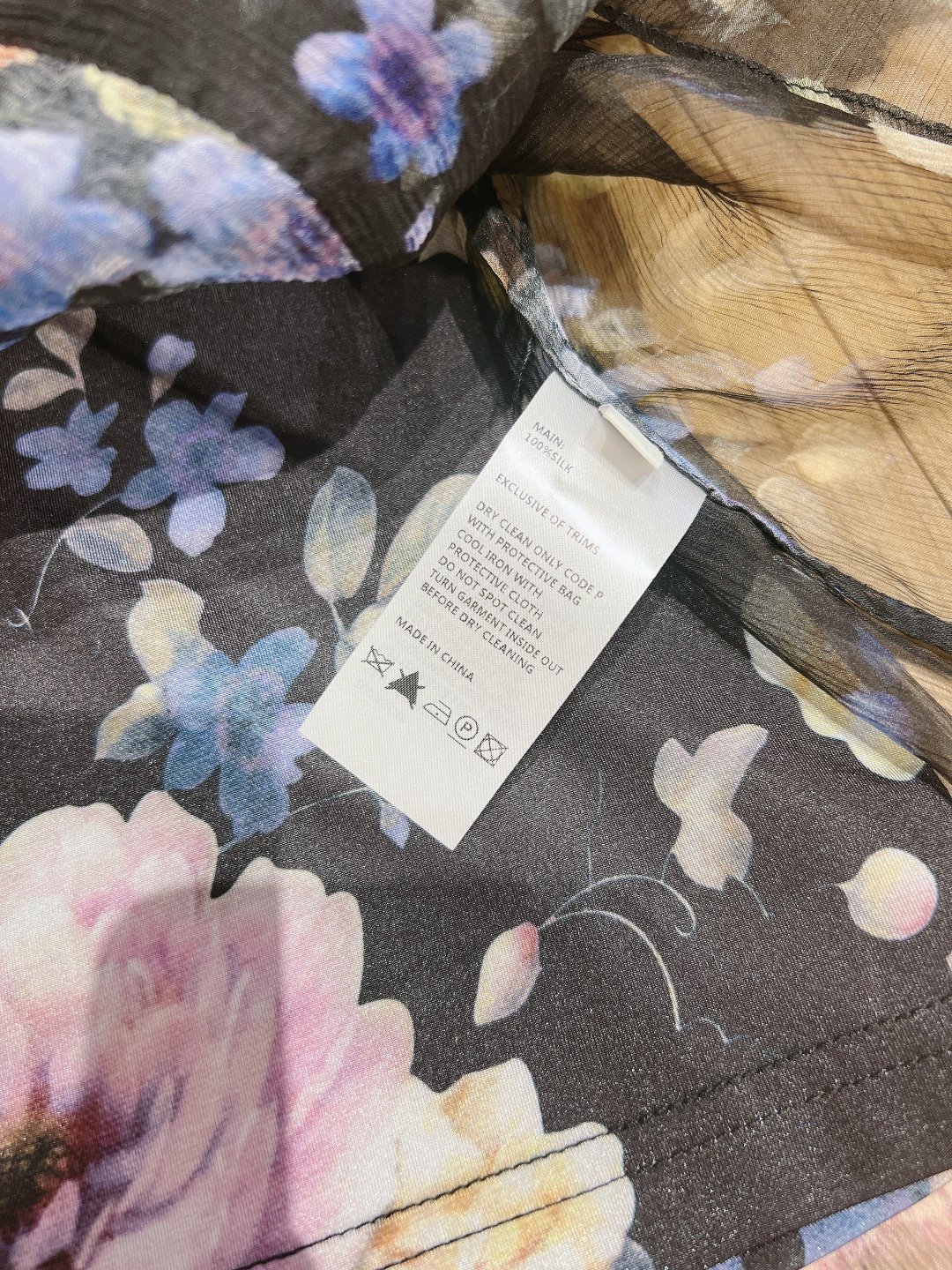 澳洲设计师品牌Zimmerman*n新品100%silk质地材质上衣领圈饰有精致的3D花卉贴花与袖圈拼接