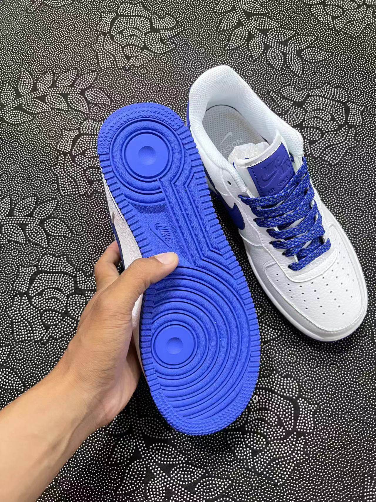 ? 正品定制 Af1 天空蓝 云端彼爱款 麂皮白蓝刻字配色?