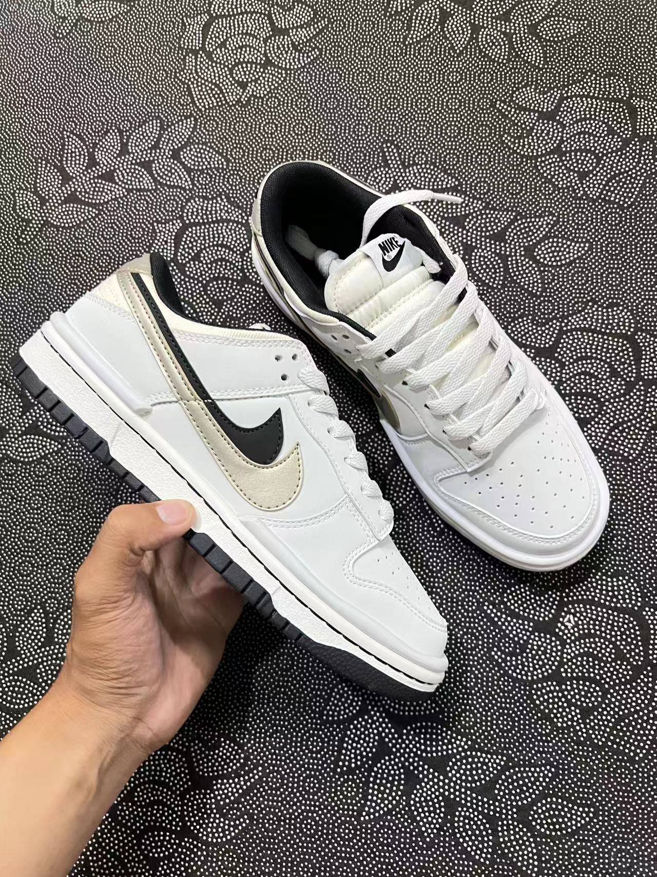 599 ? Dunk 双钩系列 定制阴阳白黑色 ? size：35.5-45全码 客户私人定制 客户转让订单 无假款 仅有少量卖完无补 一双不会轻易撞款的鞋 喜欢小众冲的冲就完了 绝不会出错！ 支持得物App/识货App鉴定  支持90天无理由售后