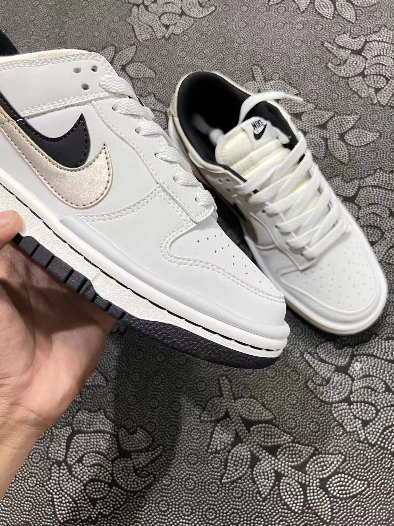 599 ? Dunk 双钩系列 定制阴阳白黑色 ? size：35.5-45全码 客户私人定制 客户转让订单 无假款 仅有少量卖完无补 一双不会轻易撞款的鞋 喜欢小众冲的冲就完了 绝不会出错！ 支持得物App/识货App鉴定  支持90天无理由售后