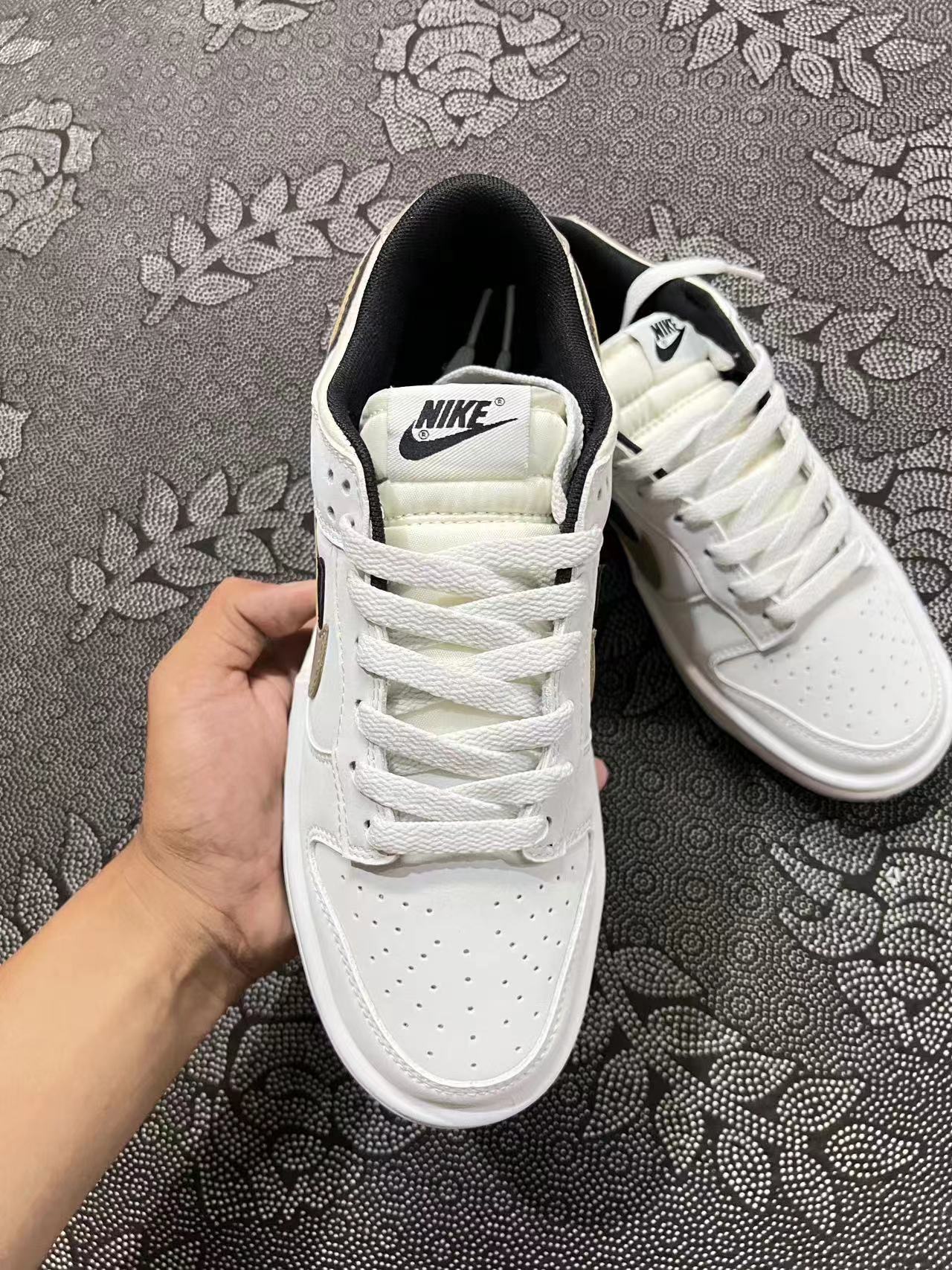 599 ? Dunk 双钩系列 定制阴阳白黑色 ? size：35.5-45全码 客户私人定制 客户转让订单 无假款 仅有少量卖完无补 一双不会轻易撞款的鞋 喜欢小众冲的冲就完了 绝不会出错！ 支持得物App/识货App鉴定  支持90天无理由售后