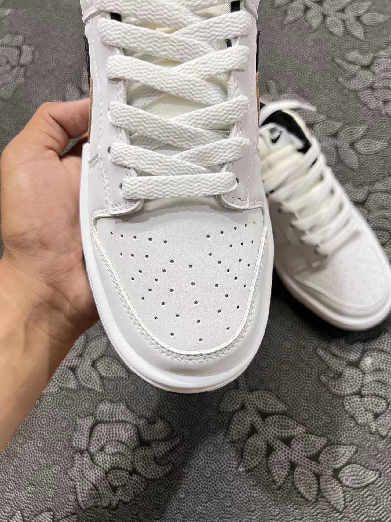 599 ? Dunk 双钩系列 定制阴阳白黑色 ? size：35.5-45全码 客户私人定制 客户转让订单 无假款 仅有少量卖完无补 一双不会轻易撞款的鞋 喜欢小众冲的冲就完了 绝不会出错！ 支持得物App/识货App鉴定  支持90天无理由售后