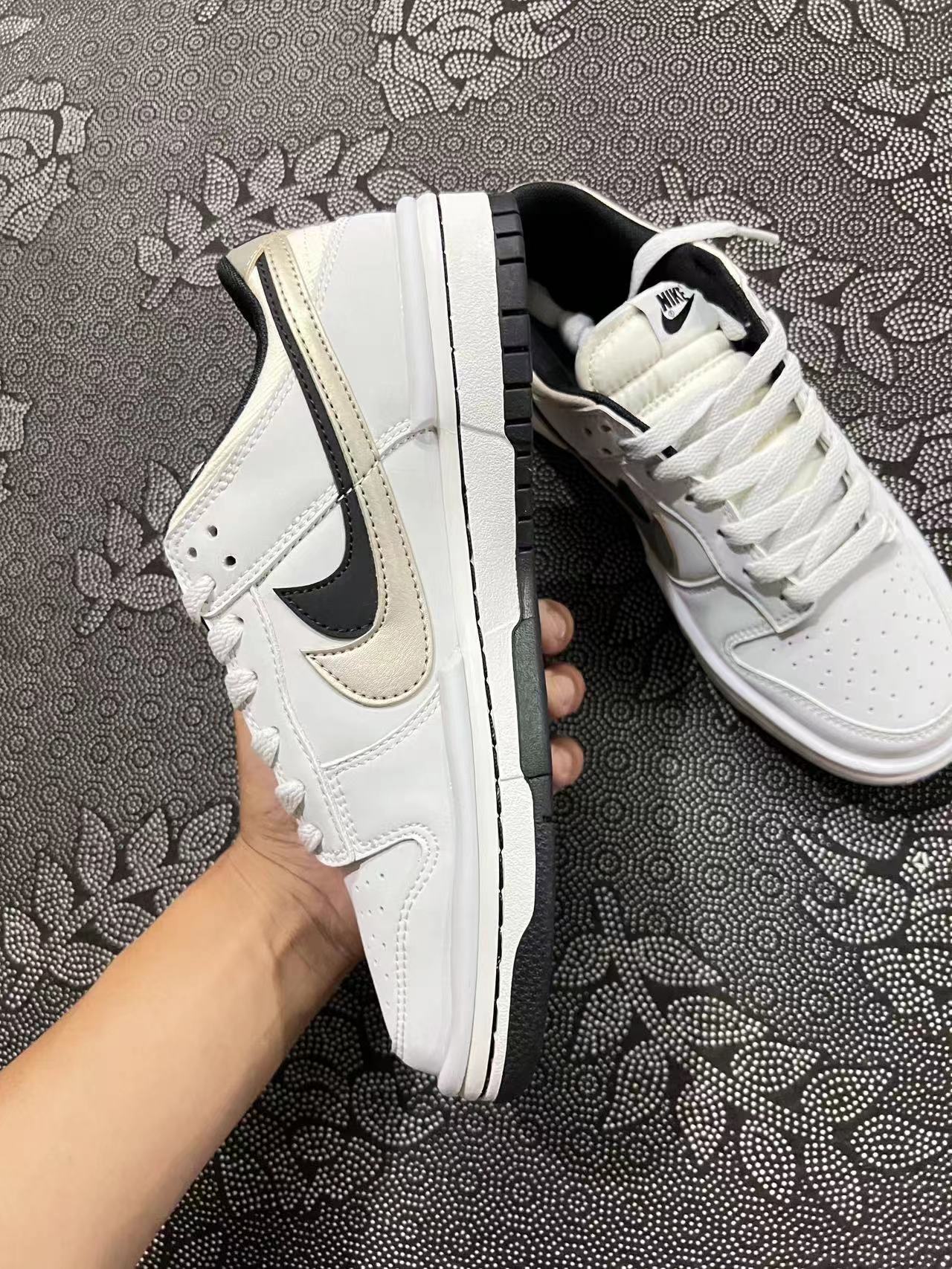 599 ? Dunk 双钩系列 定制阴阳白黑色 ? size：35.5-45全码 客户私人定制 客户转让订单 无假款 仅有少量卖完无补 一双不会轻易撞款的鞋 喜欢小众冲的冲就完了 绝不会出错！ 支持得物App/识货App鉴定  支持90天无理由售后