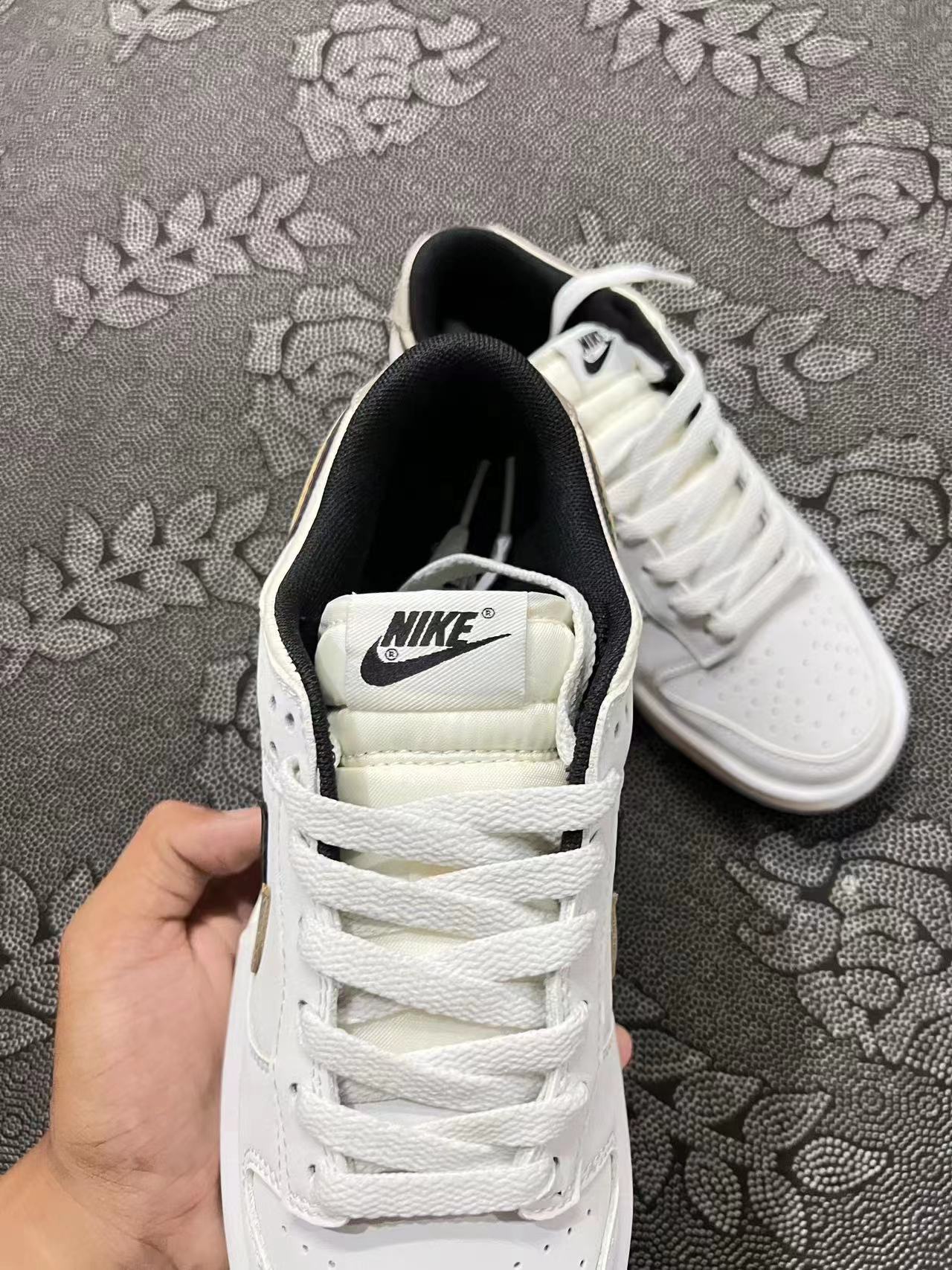 599 ? Dunk 双钩系列 定制阴阳白黑色 ? size：35.5-45全码 客户私人定制 客户转让订单 无假款 仅有少量卖完无补 一双不会轻易撞款的鞋 喜欢小众冲的冲就完了 绝不会出错！ 支持得物App/识货App鉴定  支持90天无理由售后