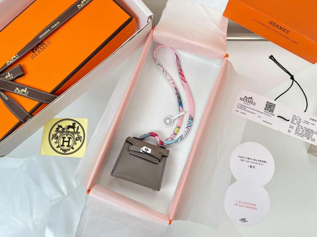 NO:617237,Hermes Hermes Mini Kelly Bag (Pewter Gray) H Home kelly twilly pendant Mini bag pendant box leather limited edition hardware gold color platinum leather first layer cowhide craftsmanship, hermes,hermes,cowhide,gold19860909爱马仕 Hermes迷你凯莉包（锡器灰） H家 kelly twilly挂饰 Mini 包挂 box皮 限量版 五金黄金色 白金色 皮料头层牛皮 工艺全手工制作,,hermes,hermes,cowhide,gold,accessory
