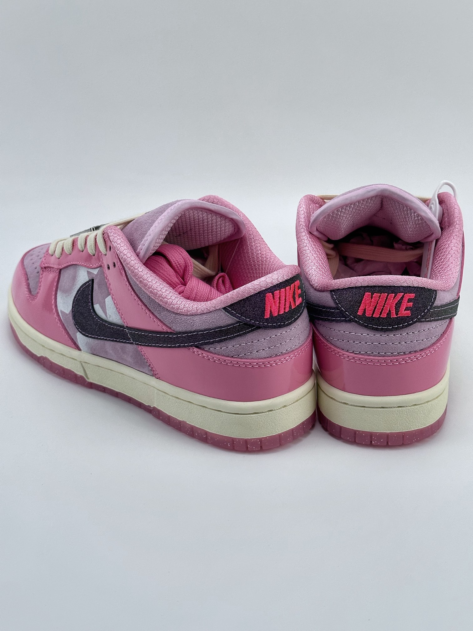 Nike SB Dunk Low “Hot Punch and Pink Foam” 芭比粉 FN8927-621