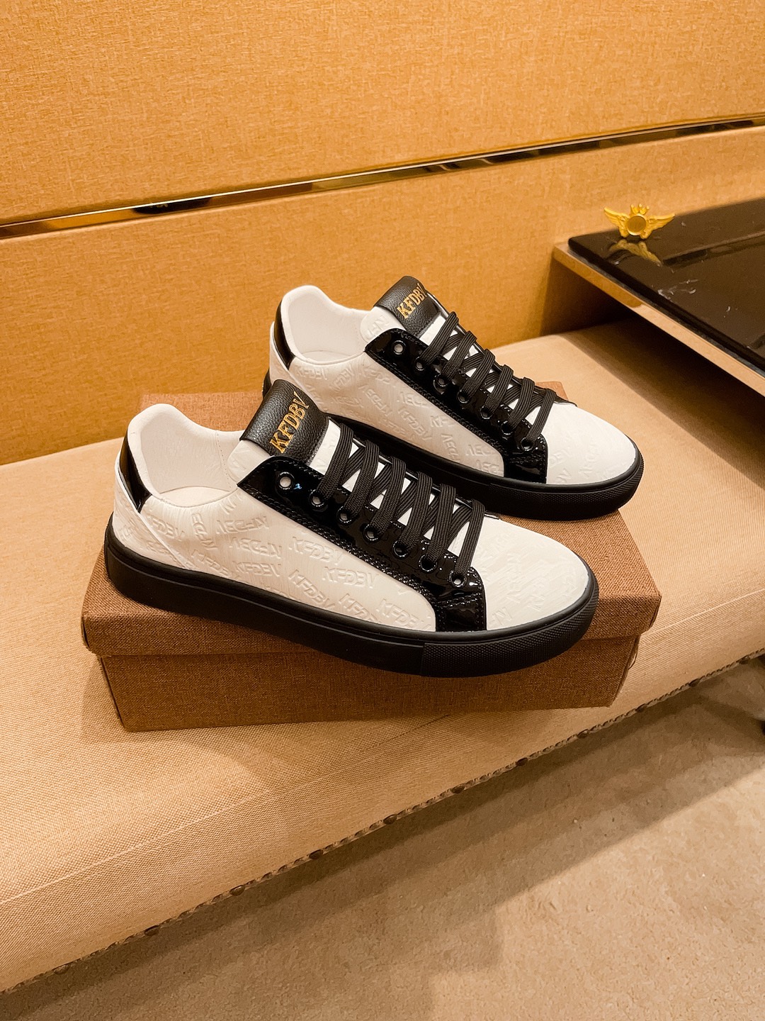 NO:352282,[Guqi] High-end men's shoes brand Official website 11's latest masterpiece upper is made of Italian imported cowhide with comfortable breathable inner lining original non-slip and wear-resistant sole, making walking more convenient and comfortable!  Exclusive new style, amazing work, beautiful 11 ​​replica [color] compared to the official quality!  Create a fashionable personality to set off your uniqueness!  A must-have for trendy men! Classic dragon size: 38-44 Color 2 colors available, cowhide19860909【 古奇】男鞋高端品牌 官网11最新力作鞋面采用意大利进口头层牛皮搭配舒适透气内里原版防滑耐磨大底制作,让行走更加便捷舒适！独家新款,惊世之作,与官方的质量相比美的11复刻[色]！打造时尚个性衬托你的与众不同！潮男必备!经典龙尺码:38-44 颜色 2色可选,,cowhide,Men's shoes