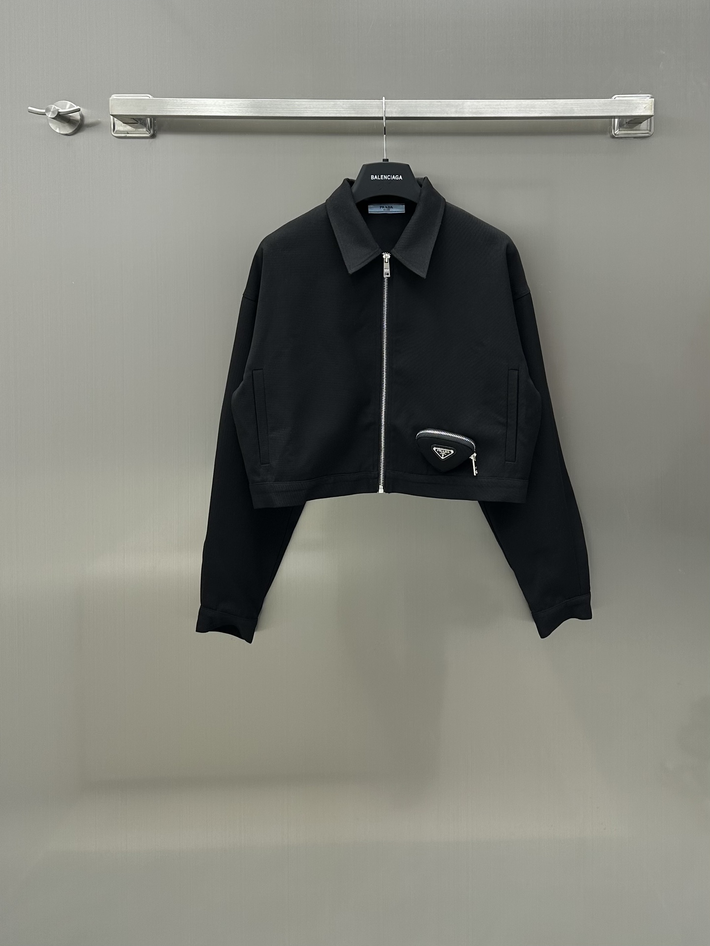 NO:696761,Prad* New Arrival Workwear-style suit skirt, lapel long-sleeved zipper jacket, triangular bag decoration at the hem, trendy and western style, short jacket style, paired with a high-waisted skirt, elongating the body ratio, the overall shape is simple and more versatile. The high-waisted skirt with slits is paired with a waist bag with a concealed buckle belt to adjust the waist width. The triangle waist bag can be detached separately. The offset-printed letters in the lower corner echo the full set of hardware accessories. Fashionable and advanced, small details show the coordination of ready-made clothes. A sweet and cool style, very tonal.  The must-have skirt suit for early autumn, easy to wear, high version, prada, skirts, jackets & coats,19860909Prad* 新品上架工装风套装裙翻领长袖拉链外套 下摆三角包包装饰 潮流洋气 短款小外套版型 搭配高腰半裙 拉长身材比 整体造型简约更百搭 开叉高腰半裙搭配腰包暗扣腰带 调节腰围宽度 三角牌腰包可单独拆卸 下角胶印字母呼应全套五金配件 时髦高级 小细节展现成衣协调性 甜酷风的一款 非常有调性 早秋必备套装裙 便捷穿搭 高版本,,prada,skirts,jackets & coats,,Women's clothing