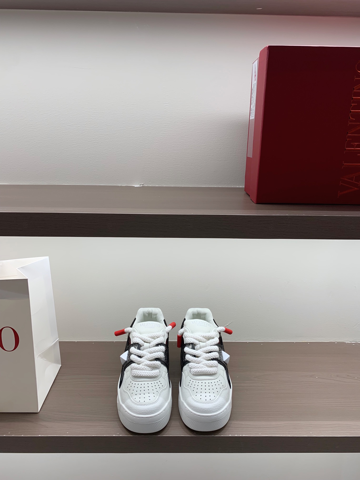 Valentino кроссовки белые кожаные с шипами низкие