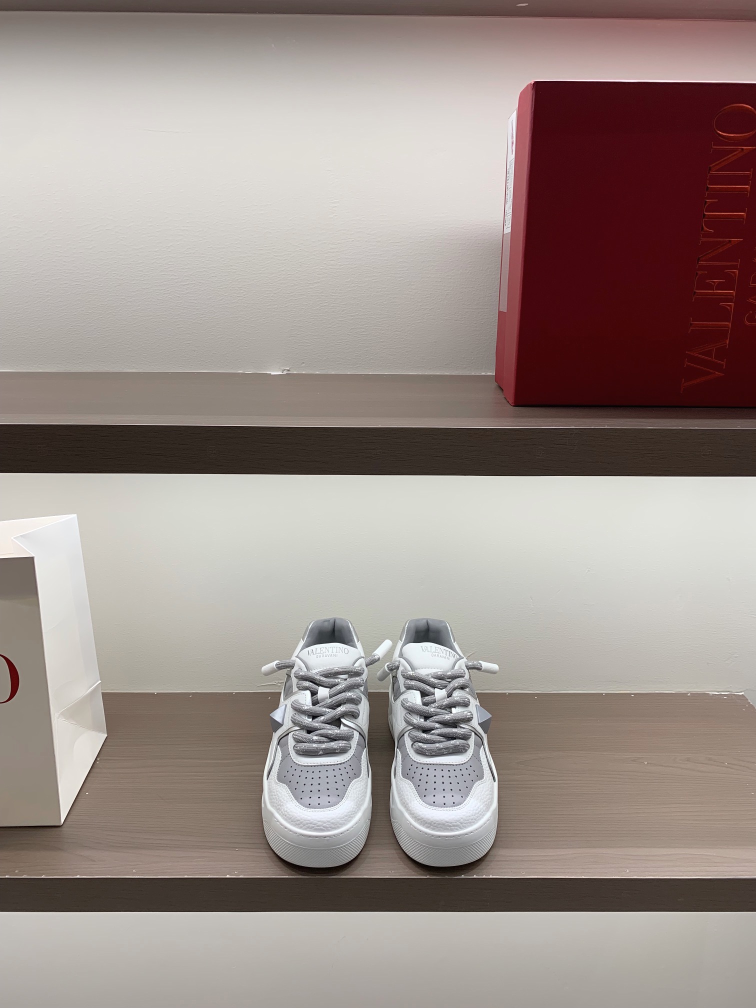 Valentino кроссовки белые кожаные с шипами низкие