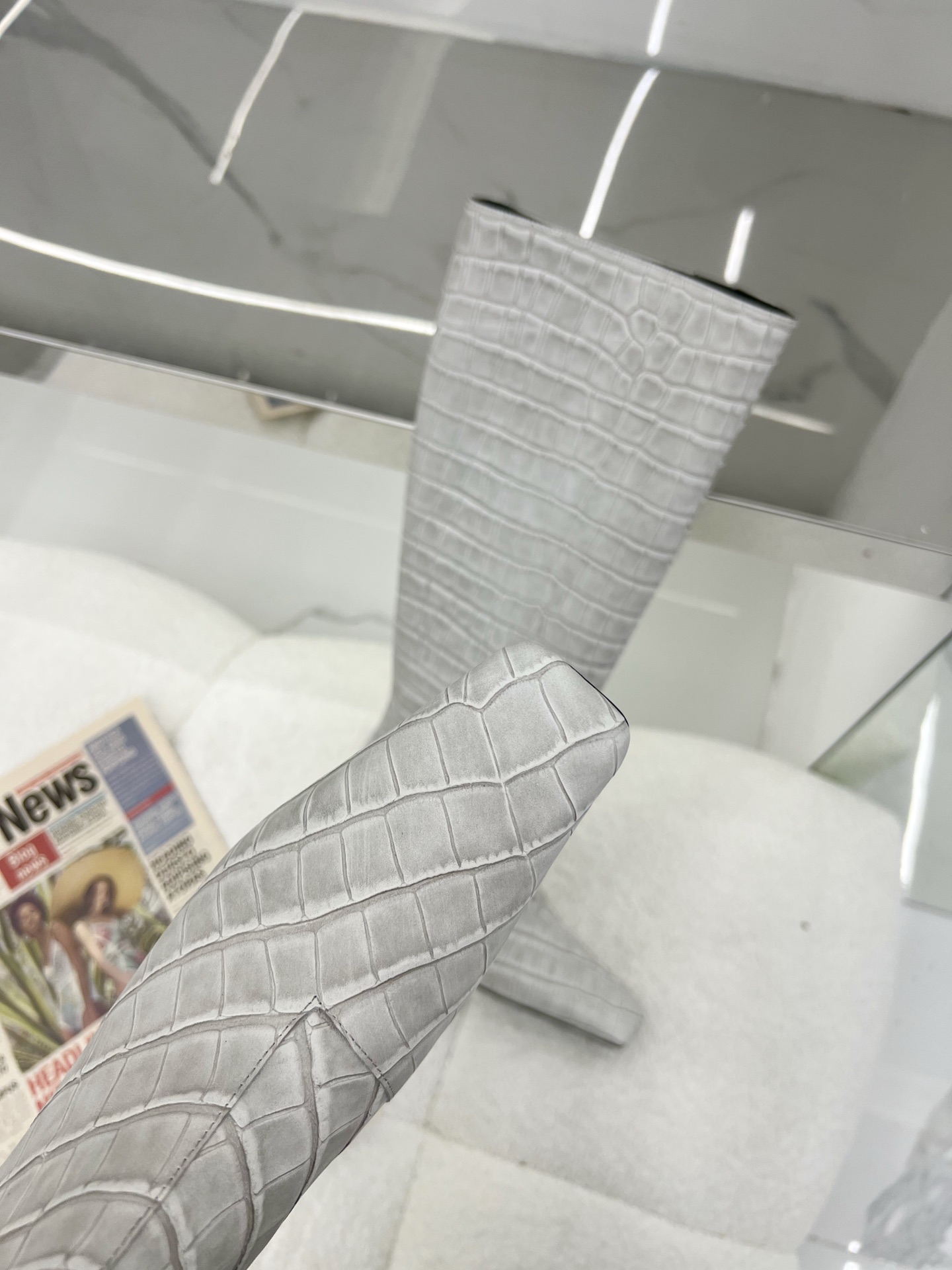 Fashionable Crocodile-Skinned Boots with Calf-Skin Details – 2023 Collection - 图片 5