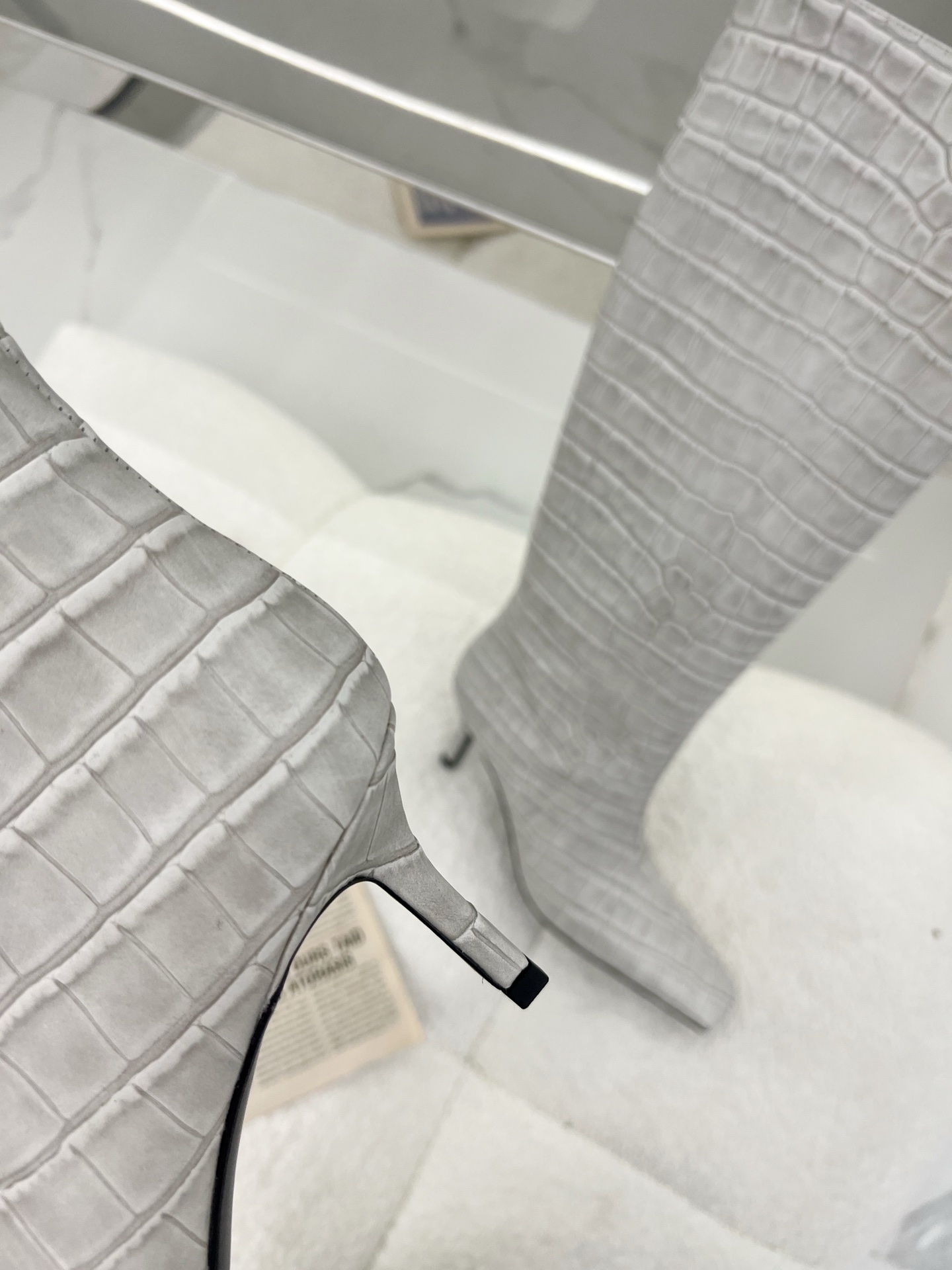 Fashionable Crocodile-Skinned Boots with Calf-Skin Details – 2023 Collection - 图片 7