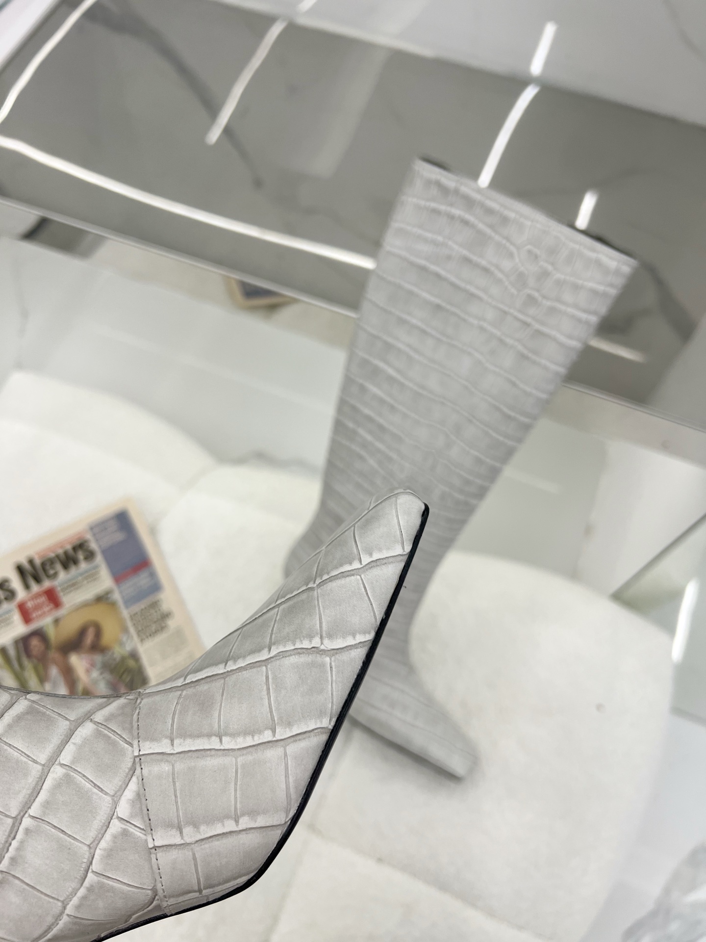 Fashionable Crocodile-Skinned Boots with Calf-Skin Details – 2023 Collection - 图片 6